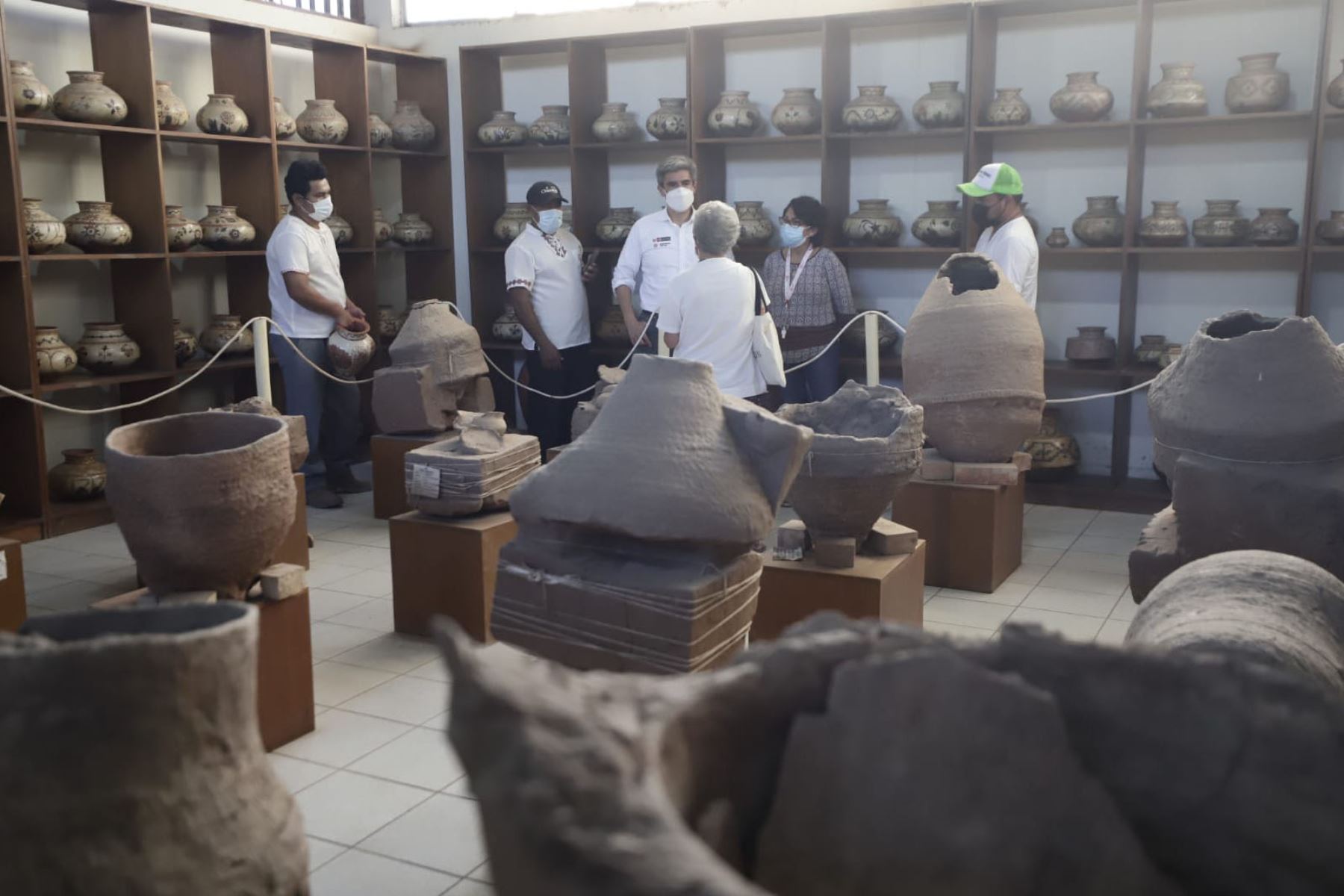 El ministro de Cultura, Alejandro Neyra, visitó a los artesanos de la asociación Wasichay, que cuenta con la colección más grande de cerámica de Chazuta. Foto: ANDINA/Difusión