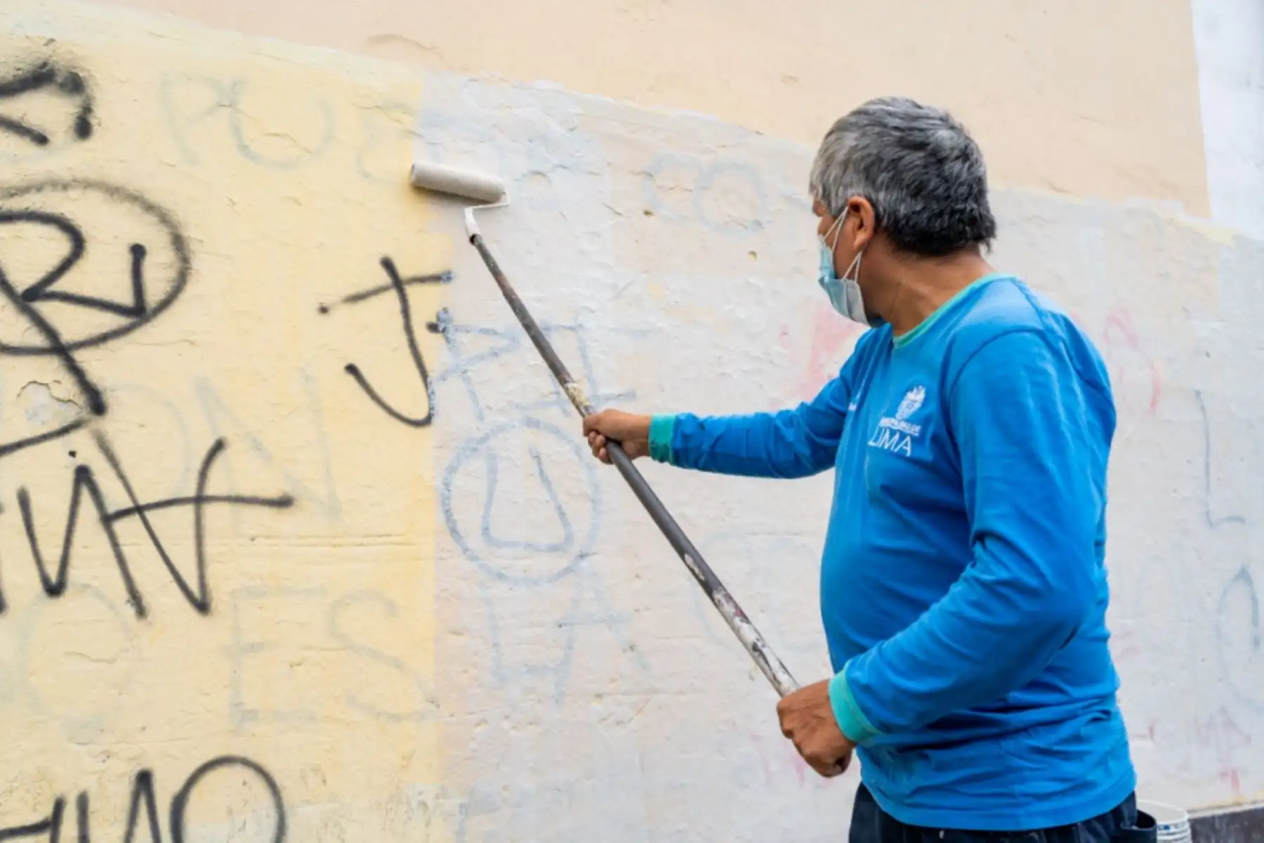 Cercado: Municipalidad de Lima elimina grafitis y publicidad no autorizada. Foto: ANDINA/difusión.