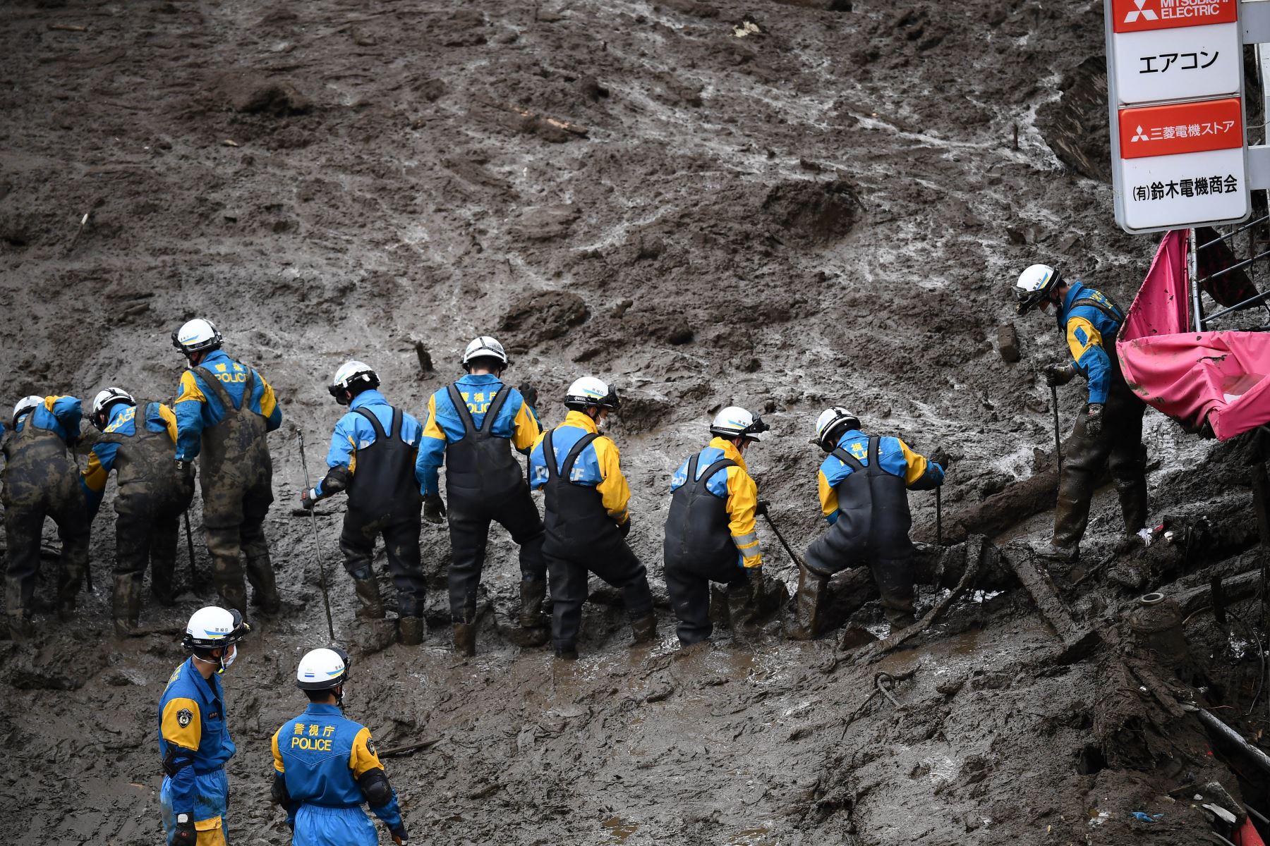 El gigantesco desprendimiento de tierras que arrasó el sábado la villa costera de Atami, en el centro de Japón, dejó cuatro víctimas mortales y al menos 64 personas desaparecidas, indicaron las autoridades en un nuevo balance provisional. Foto: AFP