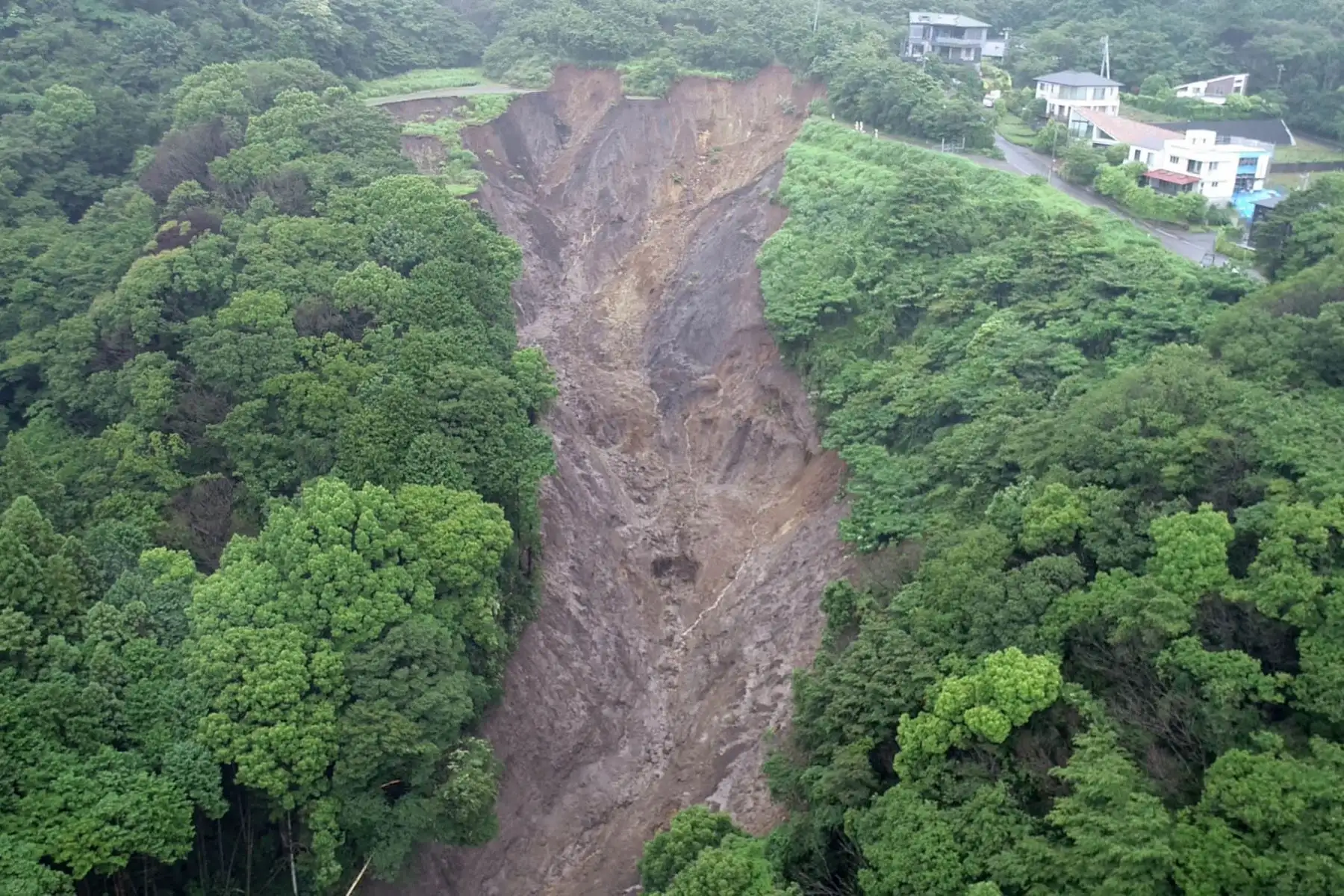 El gigantesco desprendimiento de tierras que arrasó el sábado la villa costera de Atami, en el centro de Japón, dejó cuatro víctimas mortales y al menos 64 personas desaparecidas, indicaron las autoridades en un nuevo balance provisional. Foto: AFP