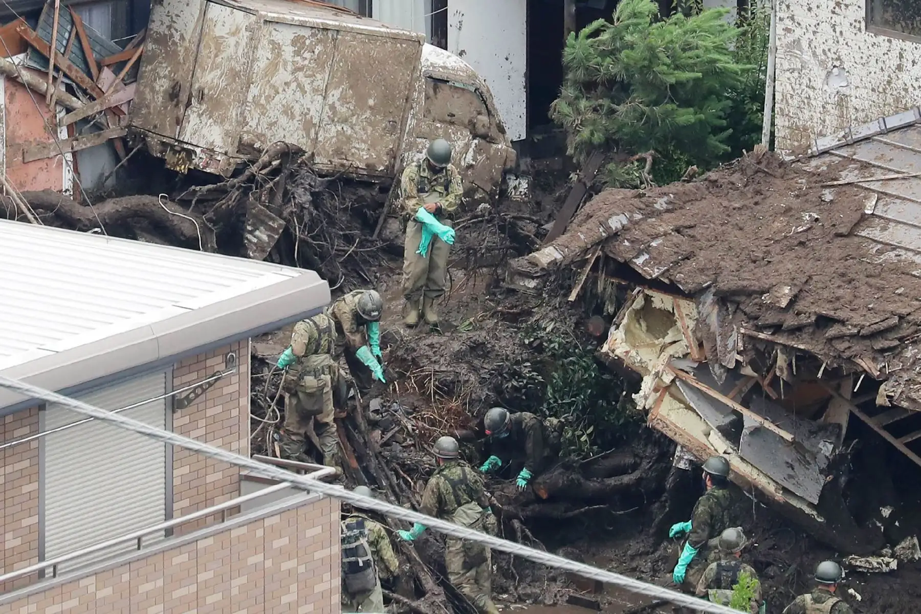 Soldados y socorristas, utilizando pértigas y excavadoras, despejaron montañas de escombros y se abrieron paso entre el barro en una búsqueda de sobrevivientes cada vez más desesperada. Foto: AFP