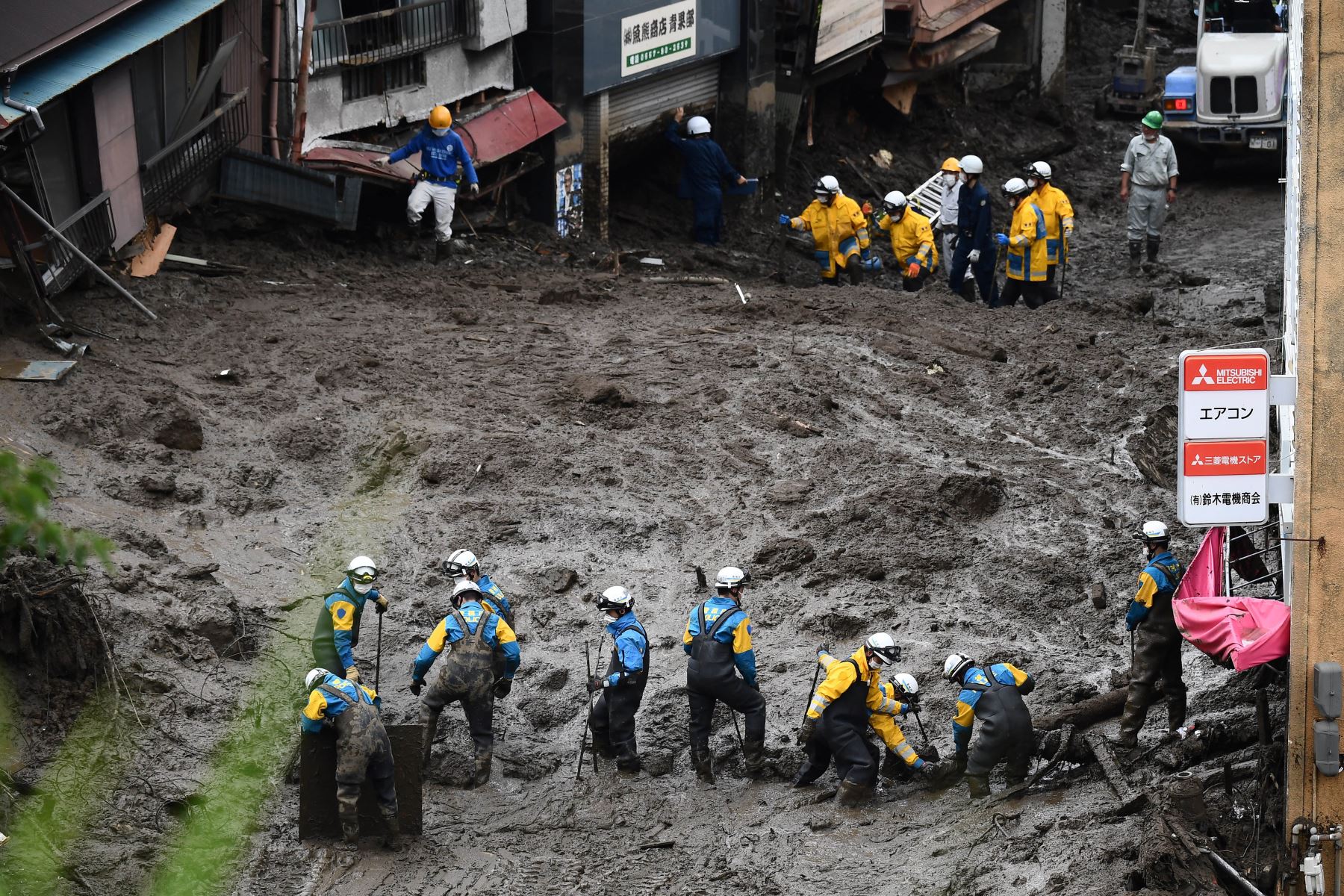 Soldados y socorristas, utilizando pértigas y excavadoras, despejaron montañas de escombros y se abrieron paso entre el barro en una búsqueda de sobrevivientes cada vez más desesperada. Foto: AFP