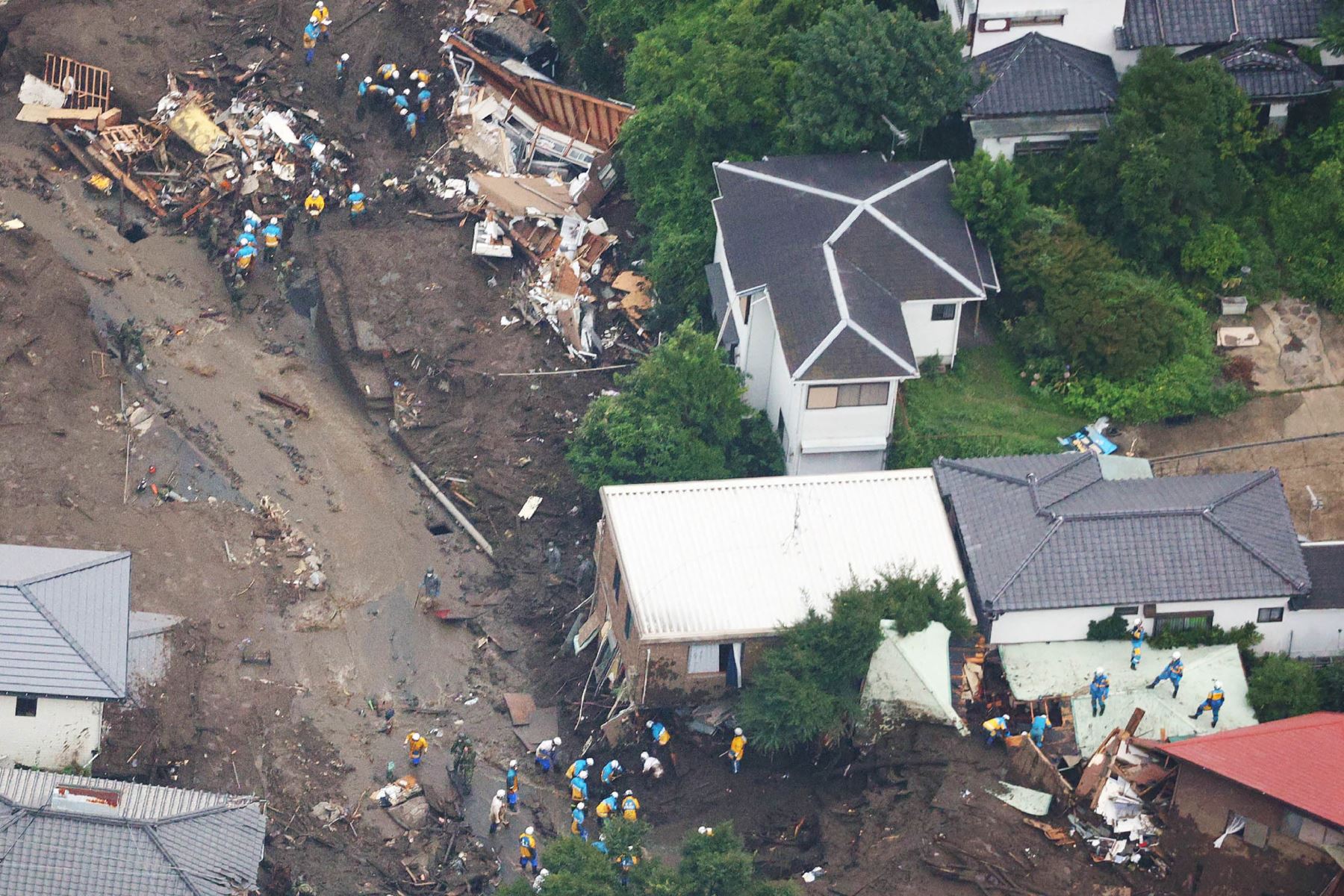 "Actualmente, al menos 64 personas están en búsqueda", declaró a la AFP Yuta Hata, portavoz de la gestión de catástrofes en Atami. Foto: AFP