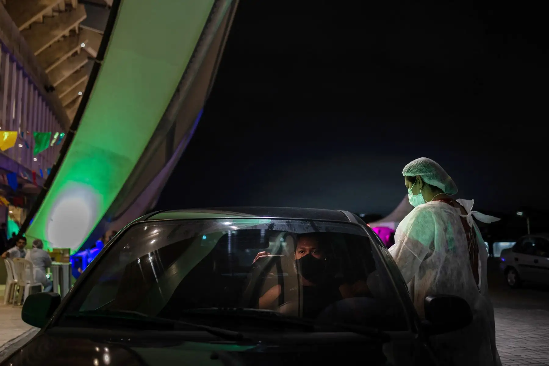 Una persona recibe en su vehículo una vacuna contra la covid-19 durante una jornada de vacunación de 24 horas, en el complejo Arena Amazonía y Centro de Convenciones, en Manaos, Brasil. Foto: EFE