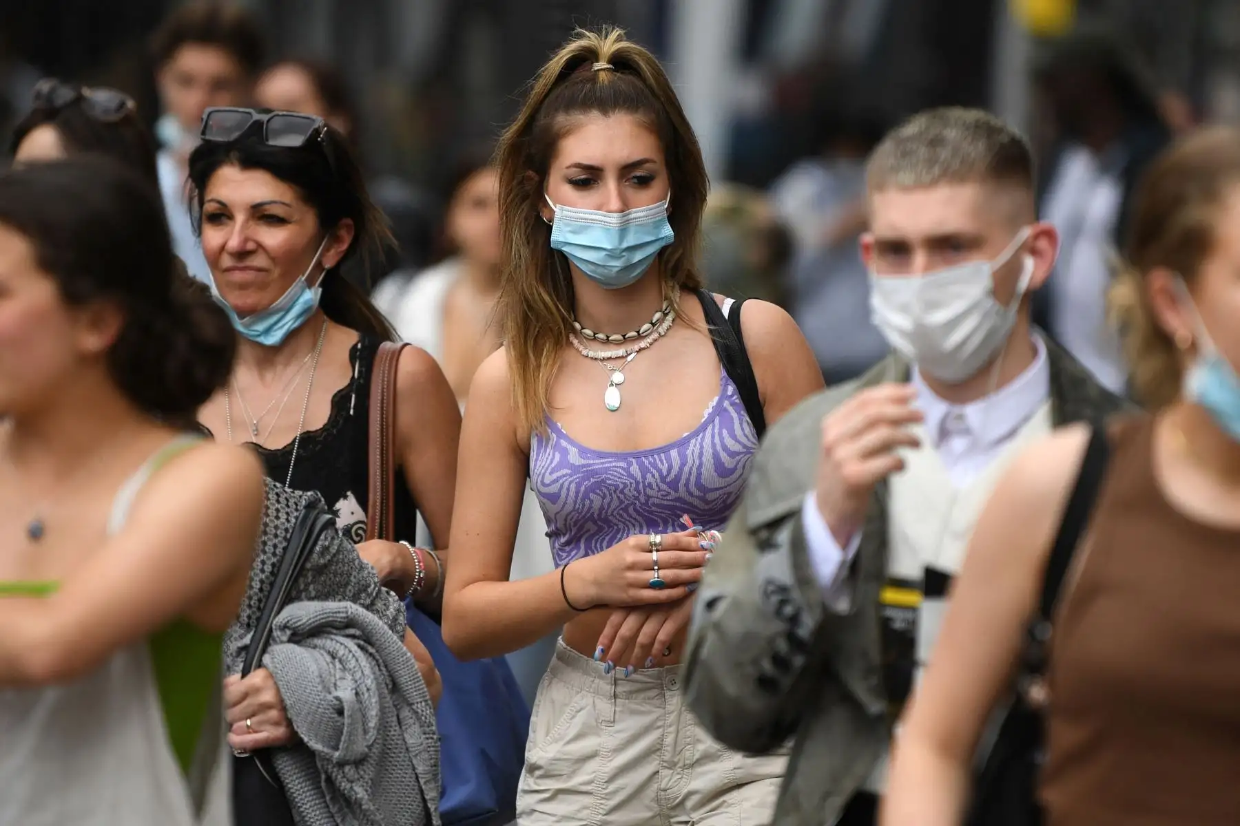 Los compradores que usan mascaras protectoras para combatir la propagación del coronavirus caminan por Oxford Street, en el centro de Londres. Foto: AFP