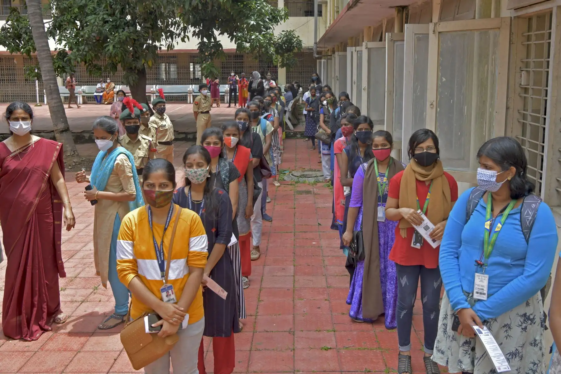 Los estudiantes universitarios hacen filas mientras esperan su turno para registrarse para recibir una dosis de la vacuna contra el coronavirus, en Bangalore, Inidia. Foto: AFP