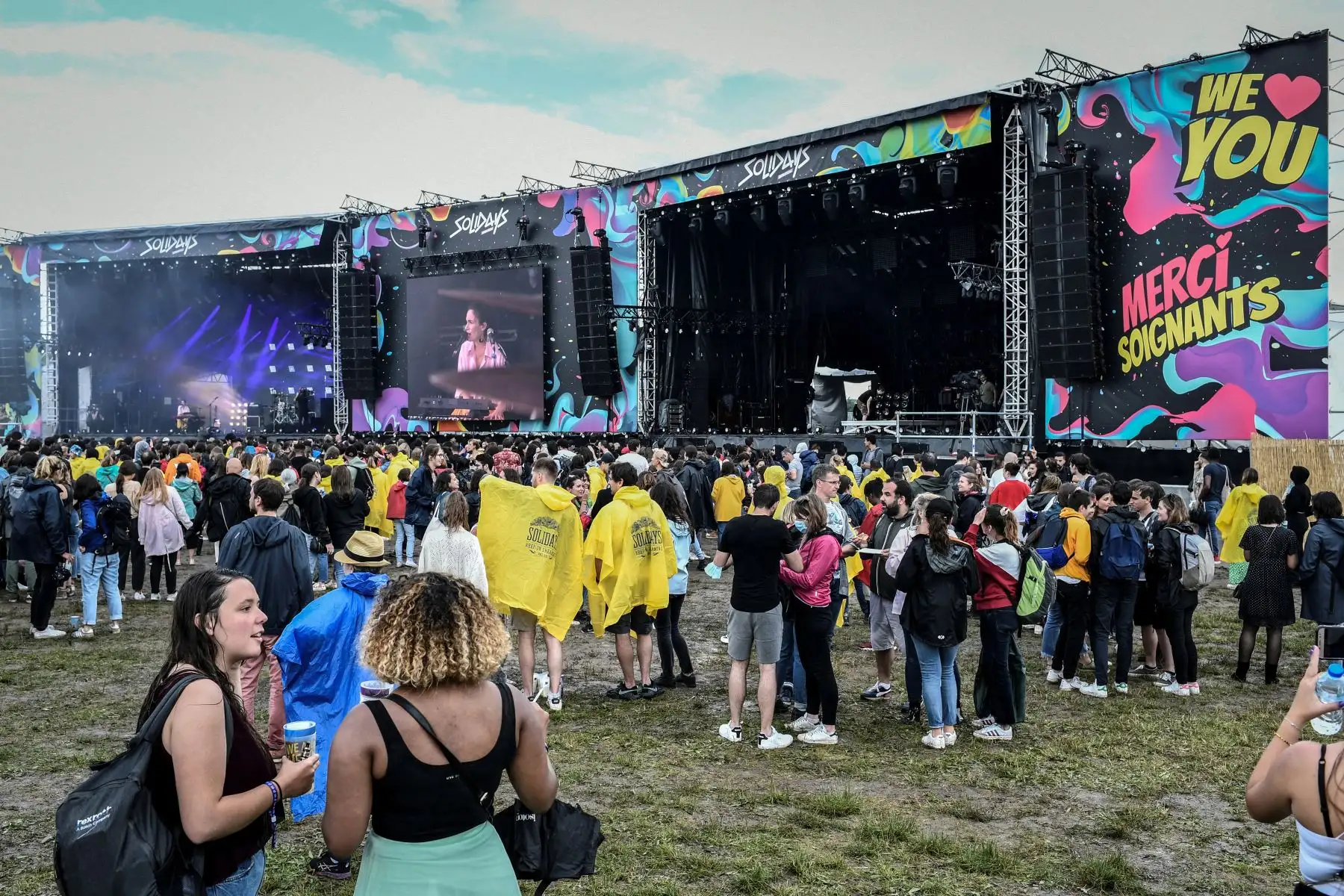 Los asistentes al festival asisten a la 23a edición del Solidays Music Festival dedicado este año a los trabajadores de la salud, en el hipódromo de Longchamp, en París, Francia. Foto: AFP