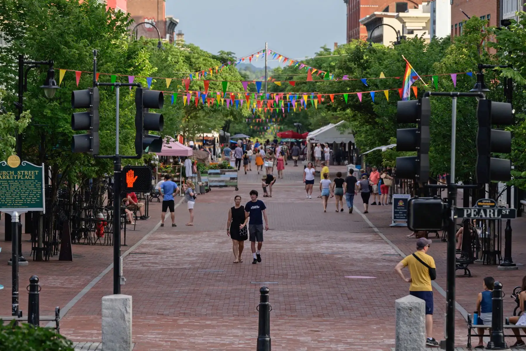 La gente camina por Church Street, en Burlington, Vermont, Estados Unidos. Foto: AFP