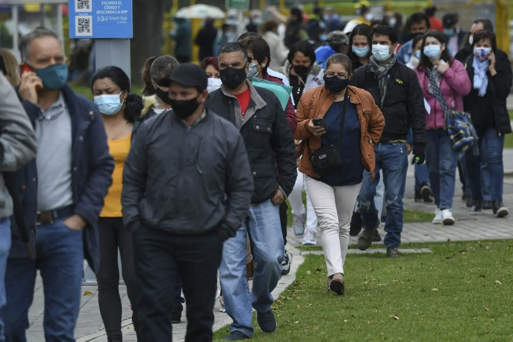 La gente hace cola frente a un centro de vacunación, en Bogotá. Foto: AFP