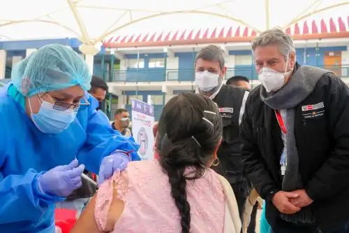 El presidente Francisco Sagasti supervisa la vacunación de docentes de zonas rurales en el colegio Mariscal Cáceres de Huamanga, Ayacucho. Foto: Presidencia