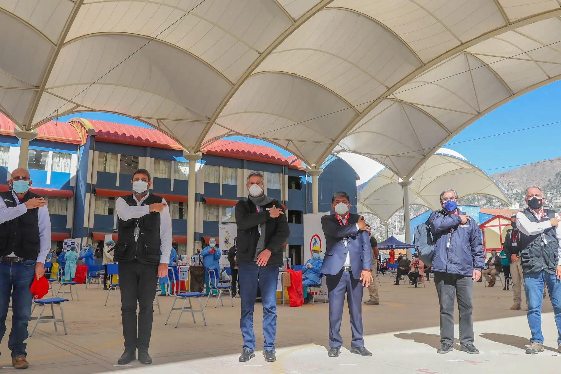 El presidente Francisco Sagasti supervisa la vacunación de docentes de zonas rurales en el colegio Mariscal Cáceres de Huamanga, Ayacucho. Foto: Presidencia