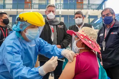 El presidente Francisco Sagasti supervisa la vacunación de docentes de zonas rurales en el colegio Mariscal Cáceres de Huamanga, Ayacucho. Foto: Presidencia