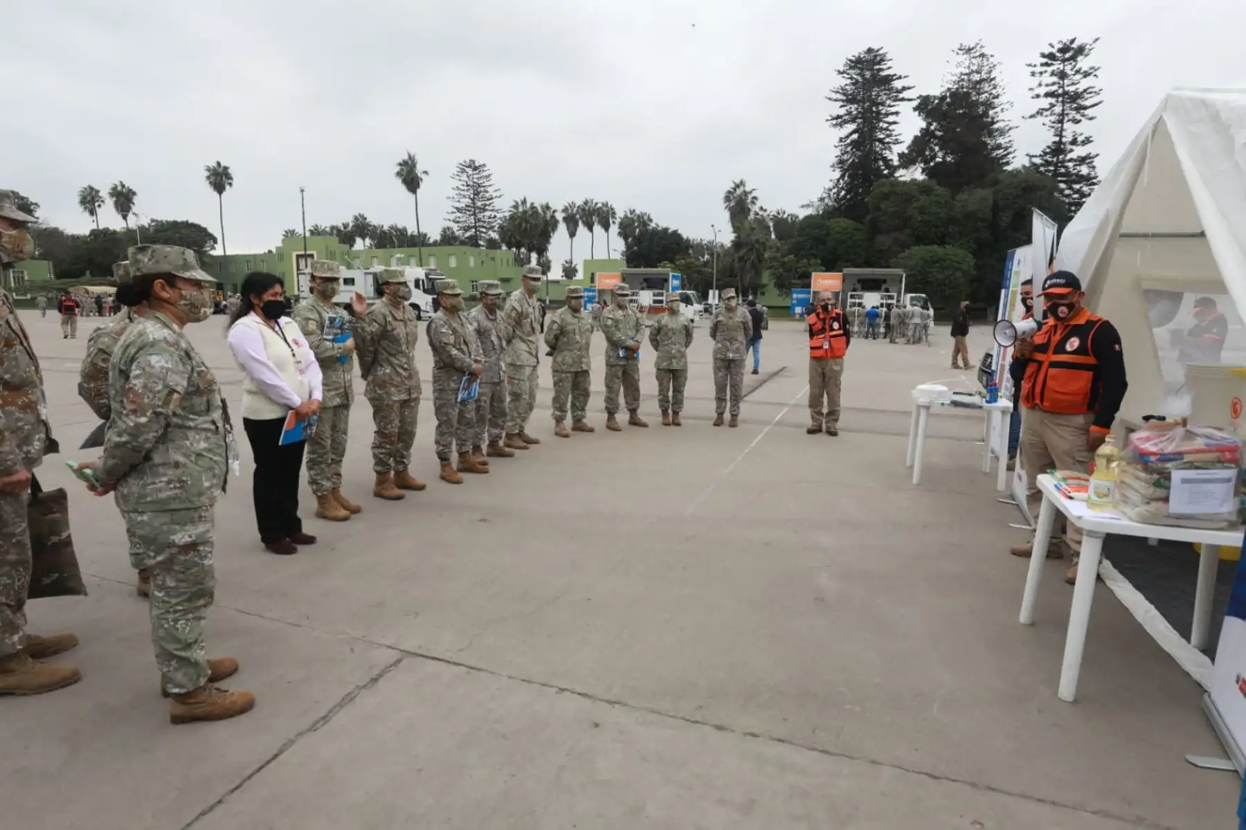 La ministra de Defensa, Nuria Esparch, inspecciona las instalaciones y supervisa el entrenamiento de los miembros del Ejército en Chorrillos. Asimismo, junto al jefe del Indeci, comprueba los protocolos a seguir ante una emergencia. Foto: ANDINA/Mindef