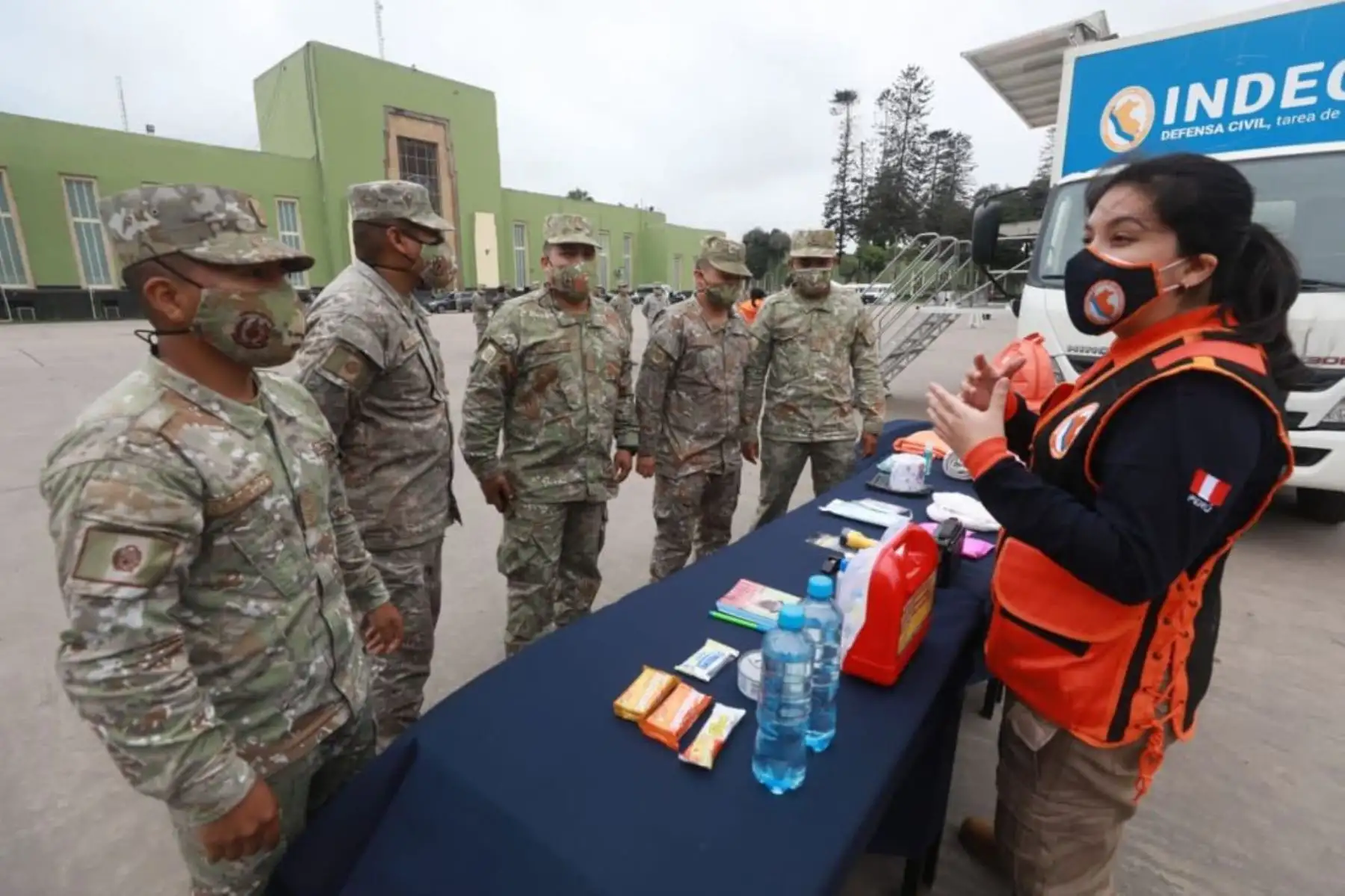 La ministra de Defensa, Nuria Esparch, inspecciona las instalaciones y supervisa el entrenamiento de los miembros del Ejército en Chorrillos. Asimismo, junto al jefe del Indeci, comprueba los protocolos a seguir ante una emergencia. Foto: ANDINA/Mindef