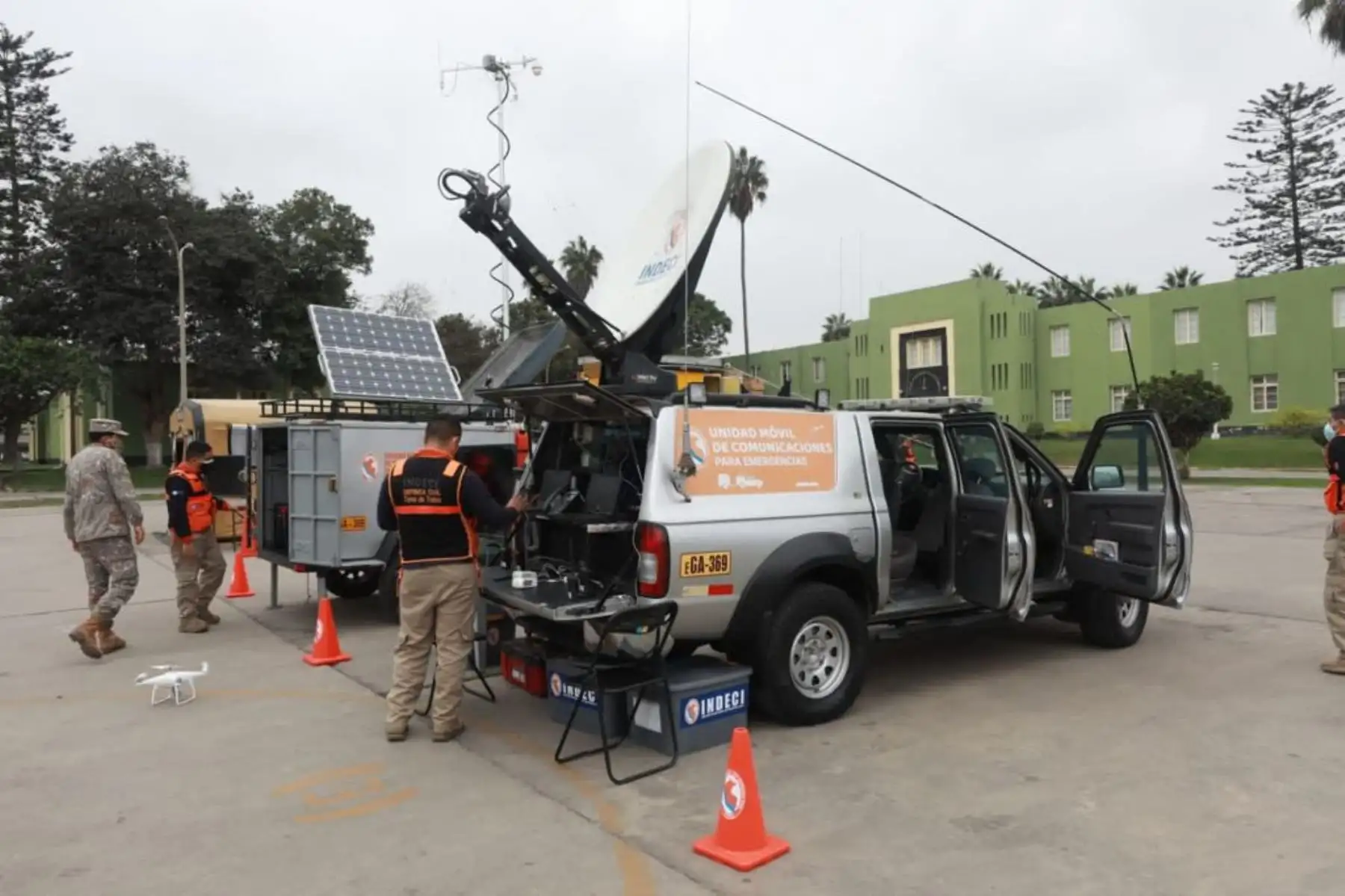 La ministra de Defensa, Nuria Esparch, inspecciona las instalaciones y supervisa el entrenamiento de los miembros del Ejército en Chorrillos. Asimismo, junto al jefe del Indeci, comprueba los protocolos a seguir ante una emergencia. Foto: ANDINA/Mindef