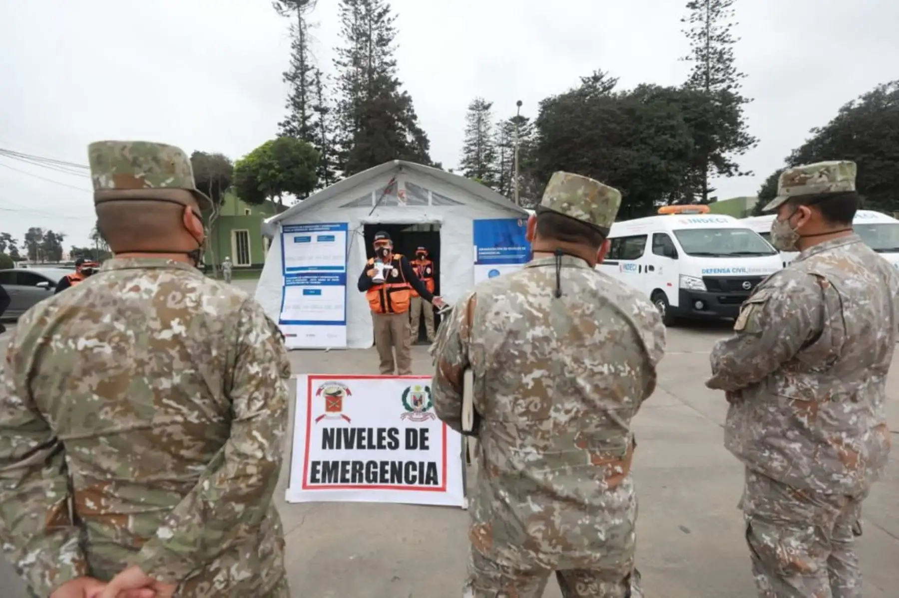 La ministra de Defensa, Nuria Esparch, inspecciona las instalaciones y supervisa el entrenamiento de los miembros del Ejército en Chorrillos. Asimismo, junto al jefe del Indeci, comprueba los protocolos a seguir ante una emergencia. Foto: ANDINA/Mindef