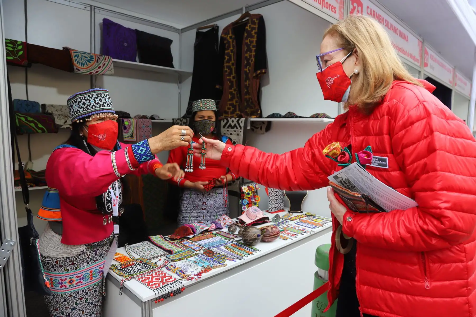 Treinta artistas de diversas regiones del país ofrecen sus trabajos en evento “Artesanías del Perú” organizado por el Mincetur, en el Parque Kennedy, Miraflores.La viceministra de Turismo, Lyda García, encabezó la inauguración. Foto: ANDINA/Mincetur
