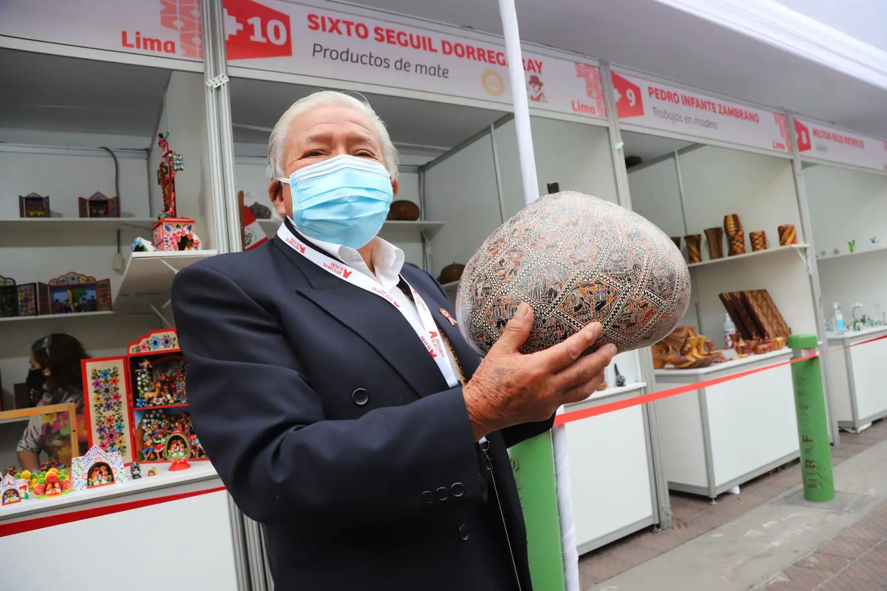En la actividad participan artesanos de las regiones de Lima, Callao, Huancavelica, Lambayeque, Piura y Ucayali. Entre ellos destaca el maestro artesano Sixto Seguil, condecorado con la medalla “Joaquín López Antay” y el “Premio Nacional Amautas de la Artesanía Peruana” en el 2009 y en el 2013, respectivamente, gracias a su dominio en el arte del mate burilado. Foto: ANDINA/Mincetur