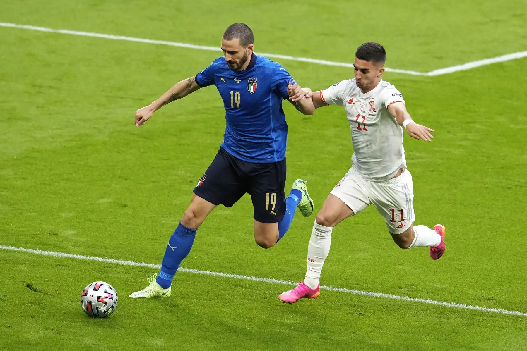 Leonardo Bonucci de Italia en acción contra Ferran Torres de España durante la semifinal de la UEFA EURO 2020, en el estadio de Wembley en Londres, Inglaterra. Foto: EFE