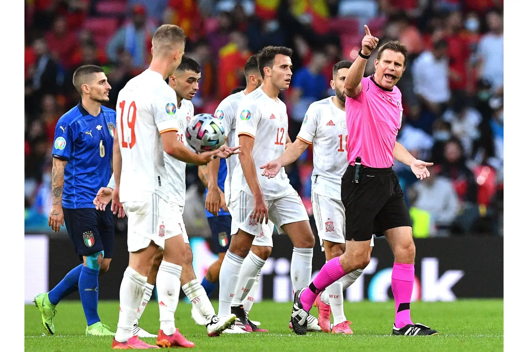 Jugadores de España discuten con el árbitro alemán Felix Brych durante la semifinal de la UEFA EURO 2020, en el estadio de Wembley en Londres, Inglaterra. Foto. EFE