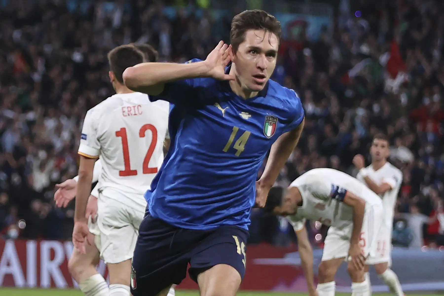 El centrocampista italiano Federico Chiesa celebra después de anotar el primer gol de su equipo durante el partido de semifinales de la UEFA EURO 2020, en el estadio de Wembley, en Londres, Inglaterra. Foto: AFP