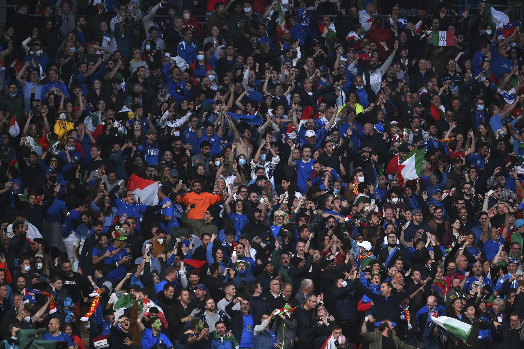 Los hinchas de Italia celebran después del primer gol de su equipo durante el partido de semifinales de la UEFA EURO 2020, en el estadio de Wembley, en Londres, Inglaterra. Foto: AFP