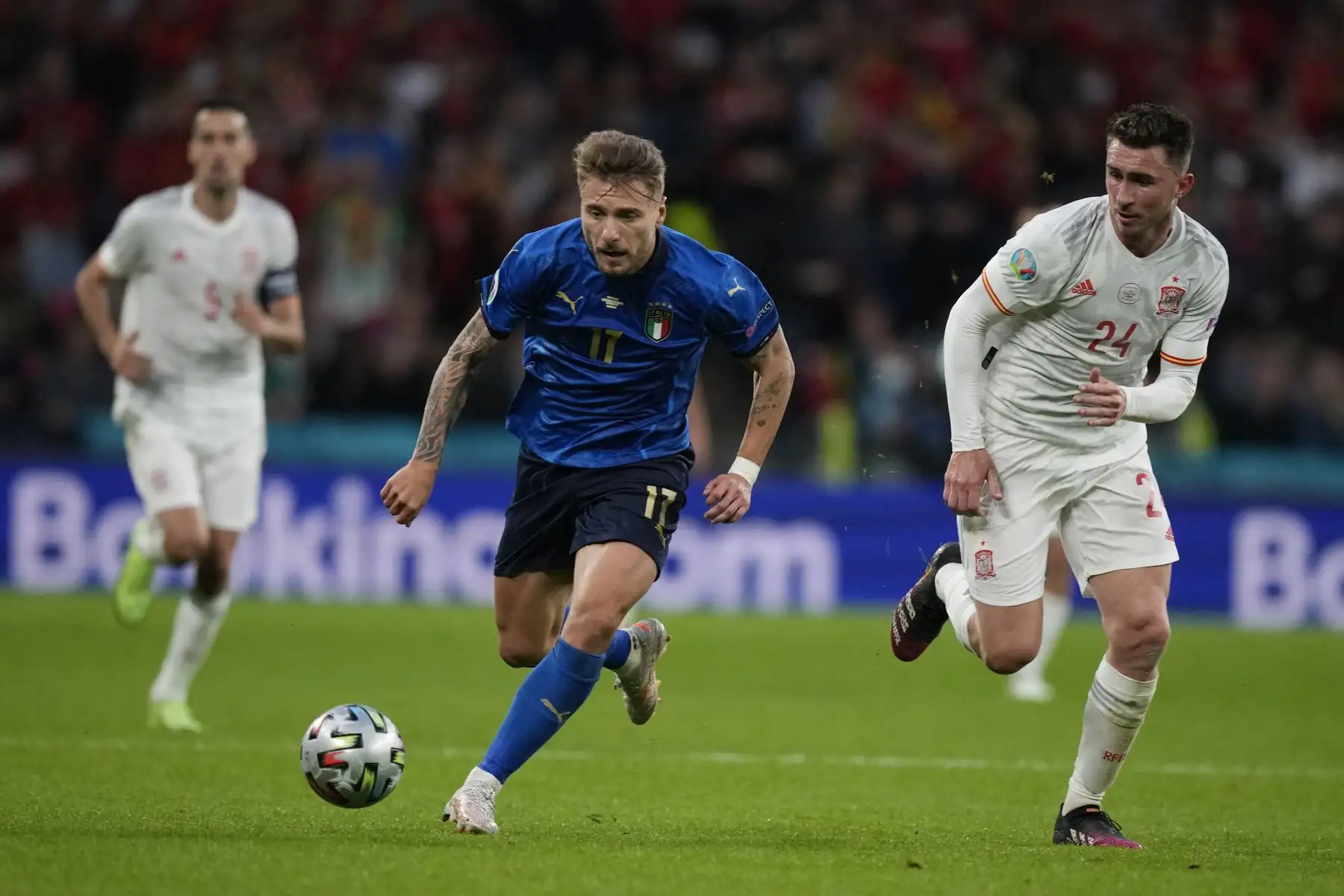 El defensa español Aymeric Laporte marca al delantero italiano Ciro Immobile durante el partido de semifinales de la UEFA EURO 2020, en el estadio de Wembley, en Londres, Inglaterra. Foto: AFP