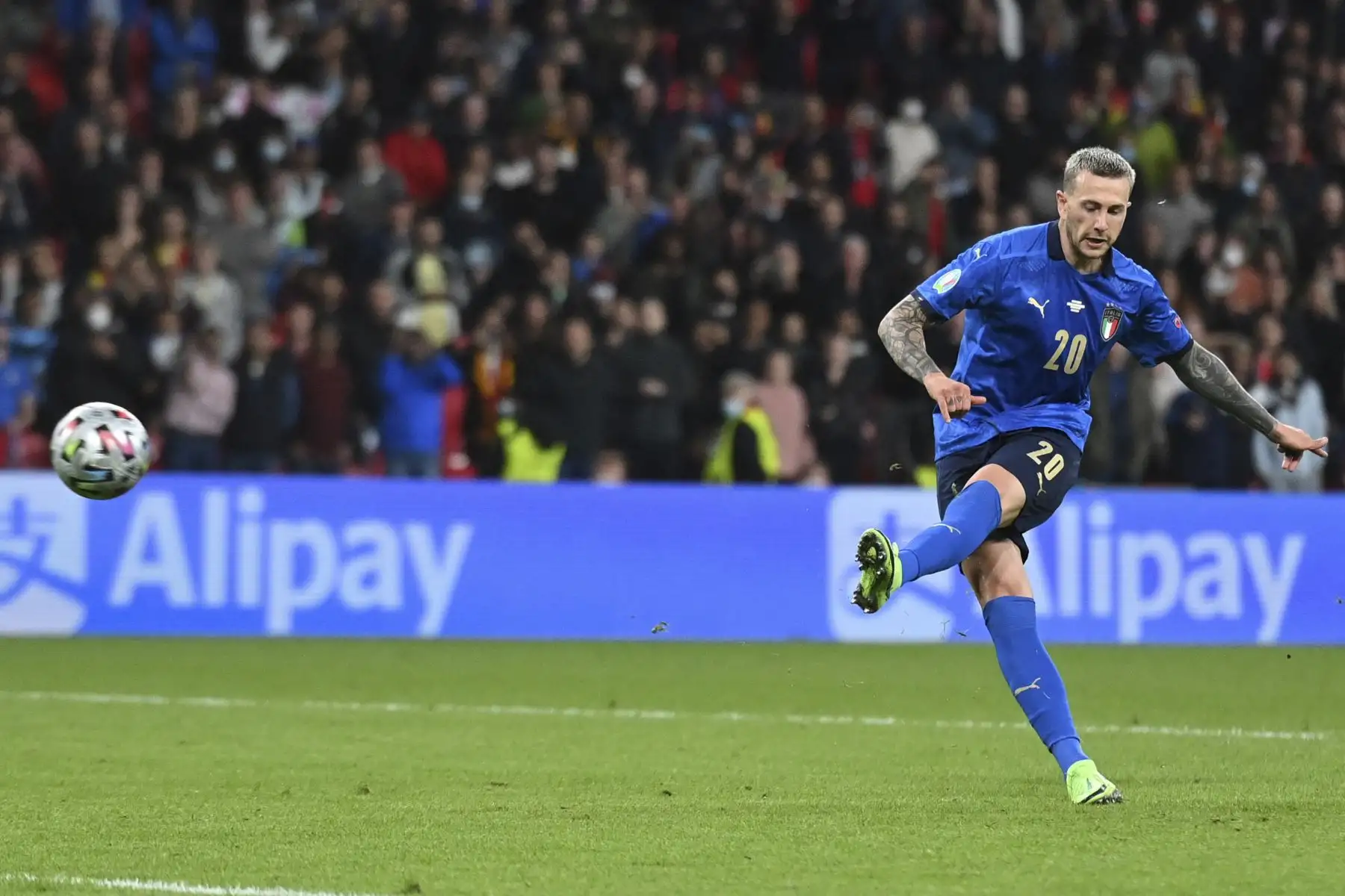 El mediocampista italiano Federico Bernardeschi dispara y anota en una tanda de penaltis durante el partido de fútbol semifinal de la UEFA, en el estadio de Wembley, en Londres, Inglaterra. Foto: AFP