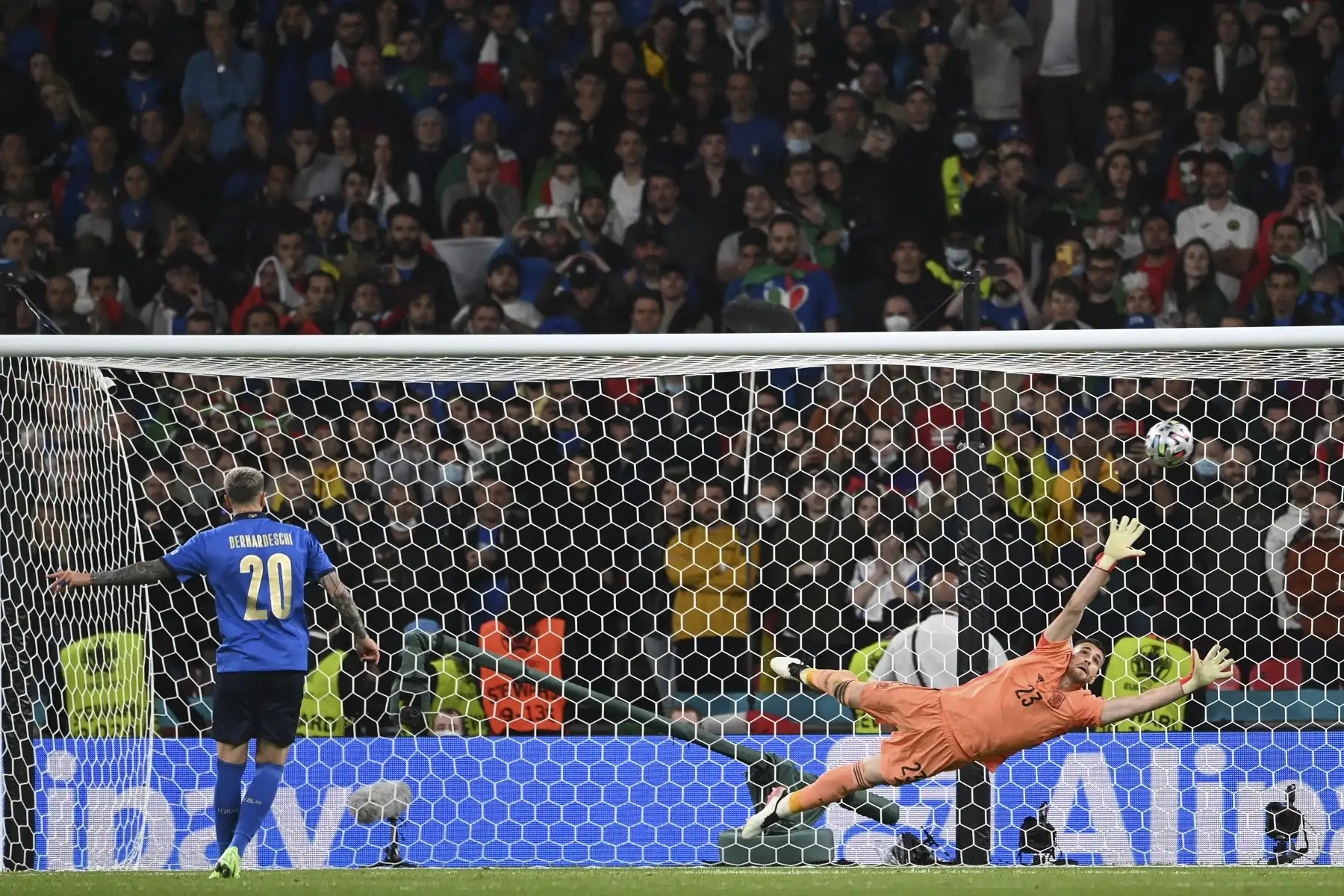 El mediocampista italiano Federico Bernardeschi anota un penalti al portero español Unai Simon durante el partido de semifinal de la UEFA, en el estadio de Wembley, en Londres, Inglaterra. Foto: AFP