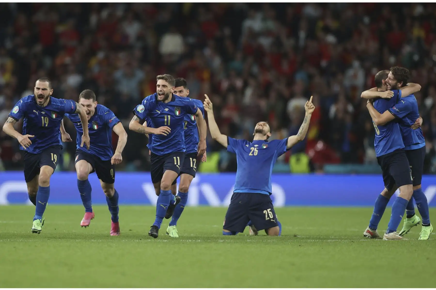 Los jugadores de Italia celebran después de ganar a España semifinal de fútbol de la UEFA EURO 2020, en el estadio de Wembley, en Londres, Inglaterra. Foto: AFP