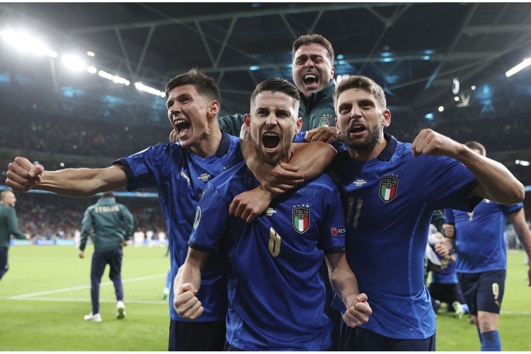 El centrocampista italiano Jorginho celebra con sus compañeros de equipo tras anotar en la tanda de penaltis y ganar a España la semifinal de la UEFA EURO 2020, en el estadio de Wembley, en Londres, Inglaterra. Foto: AFP