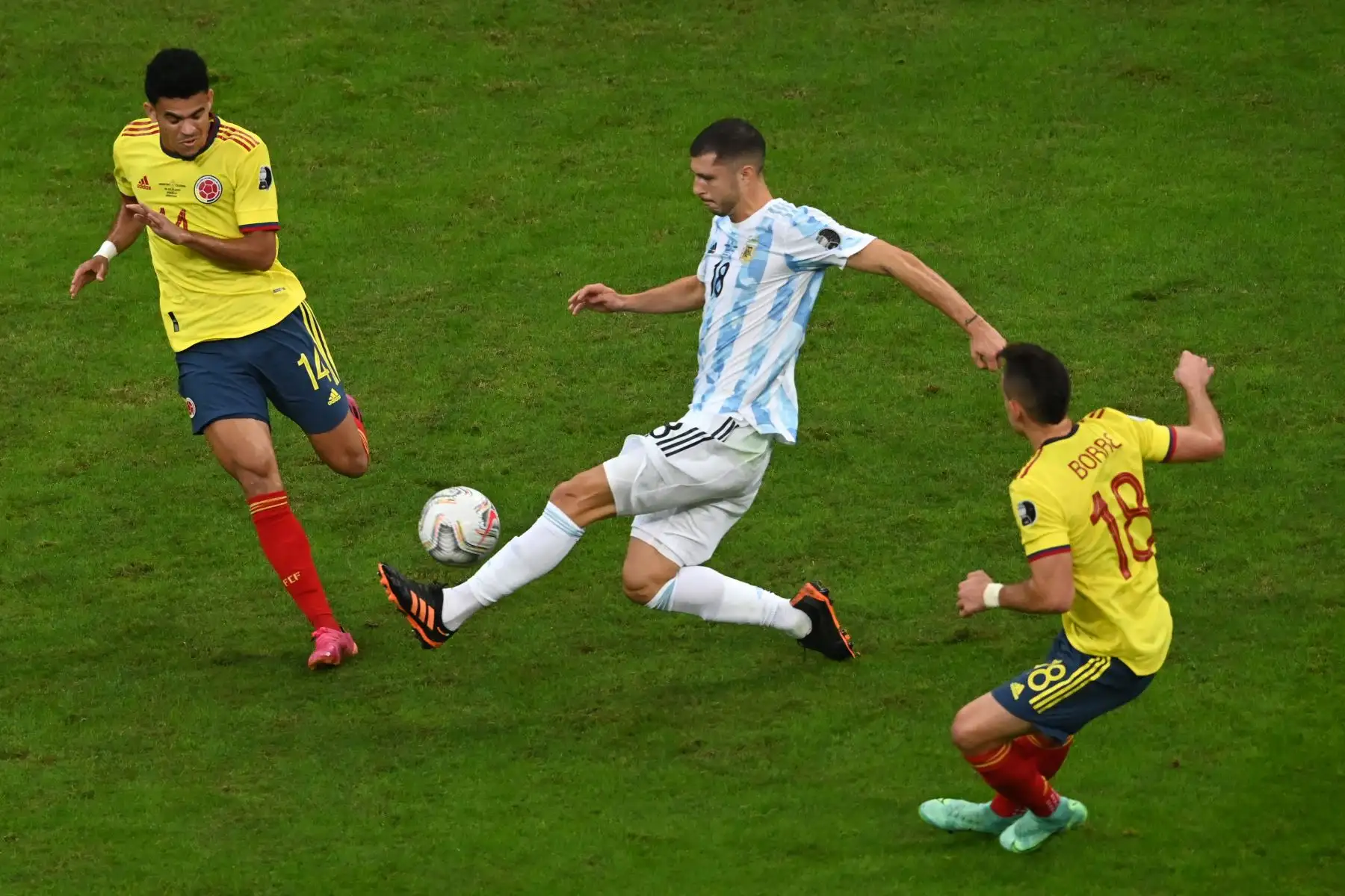 Luis Díaz de Colombia, Guido Rodríguez de Argentina y Rafael Santos Borre de Colombia compiten por el balón durante la semifinal del torneo de fútbol de la Copa América Conmebol 2021 en el Estadio Mane Garrincha en Brasilia, Brasil.
Foto: AFP Luis Díaz de Colombia, Guido Rodríguez de Argentina y Rafael Santos Borre de Colombia compiten por el balón durante la semifinal del torneo de fútbol de la Copa América Conmebol 2021 en el Estadio Mane Garrincha en Brasilia, Brasil.
Foto: AFP