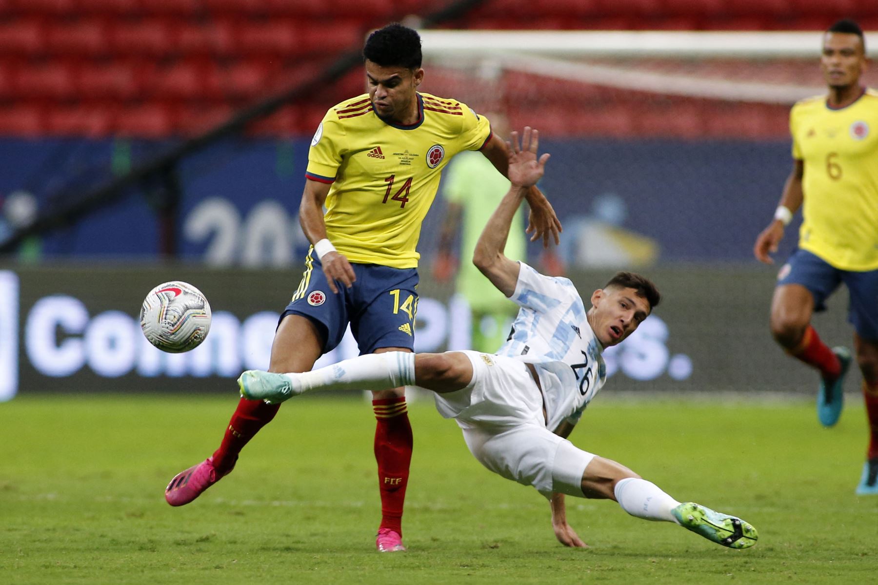 El colombiano Luis Díaz y el argentino Nahuel Molina compiten por el balón durante la semifinal del torneo de fútbol de la Copa América Conmebol 2021 en el estadio Mane Garrincha de Brasilia, Brasil.
Foto: AFP