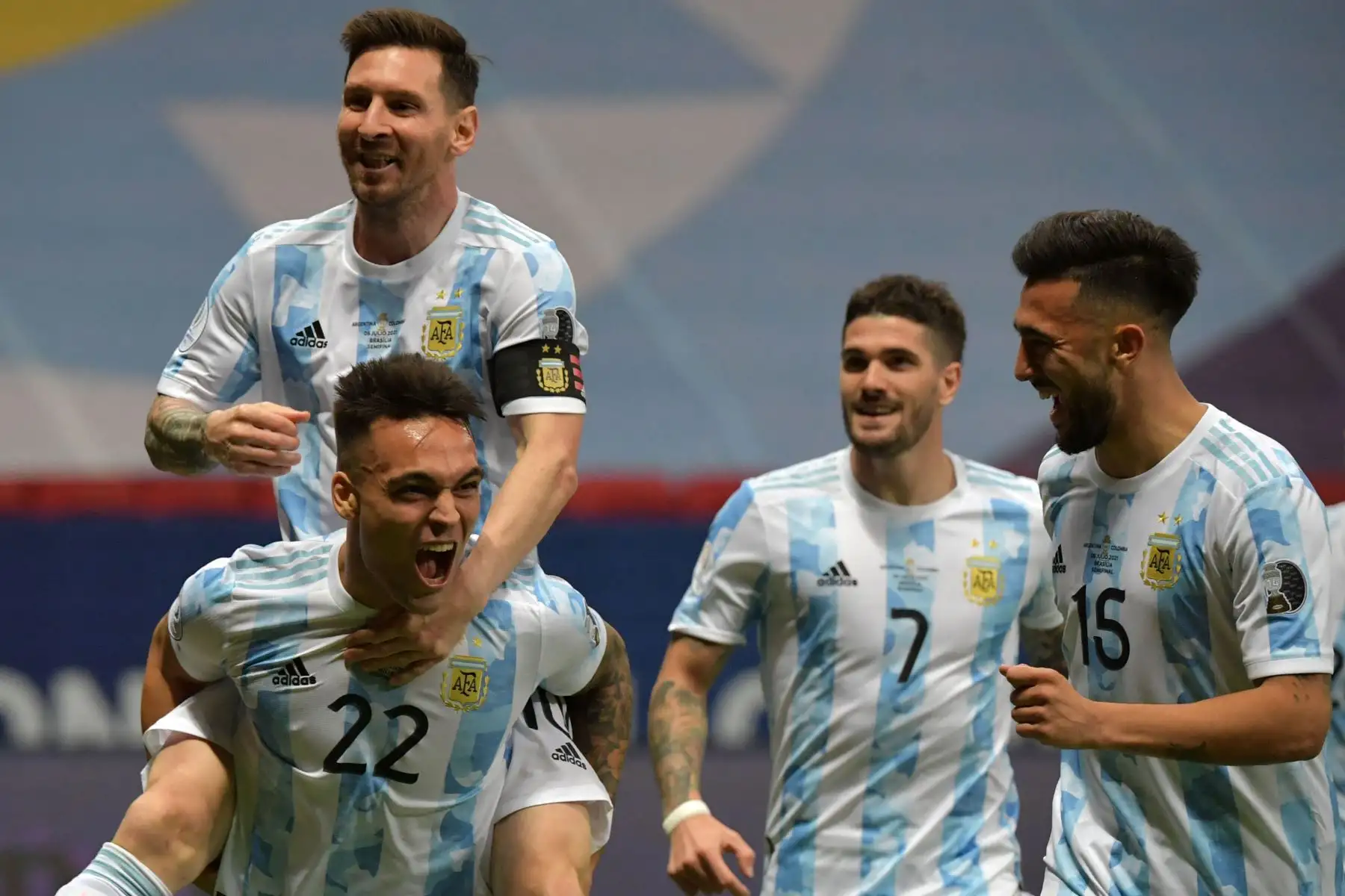El argentino Lautaro Martínez  celebra con sus compañeros Lionel Messi, Nicolás González y Rodrigo De Paul después de anotar contra Colombia durante la semifinal del torneo de fútbol de la Copa América Conmebol 2021 en el estadio Mane Garrincha en Brasilia, Brasil.
Foto: AFP El argentino Lautaro Martínez  celebra con sus compañeros Lionel Messi, Nicolás González y Rodrigo De Paul después de anotar contra Colombia durante la semifinal del torneo de fútbol de la Copa América Conmebol 2021 en el estadio Mane Garrincha en Brasilia, Brasil.
Foto: AFP