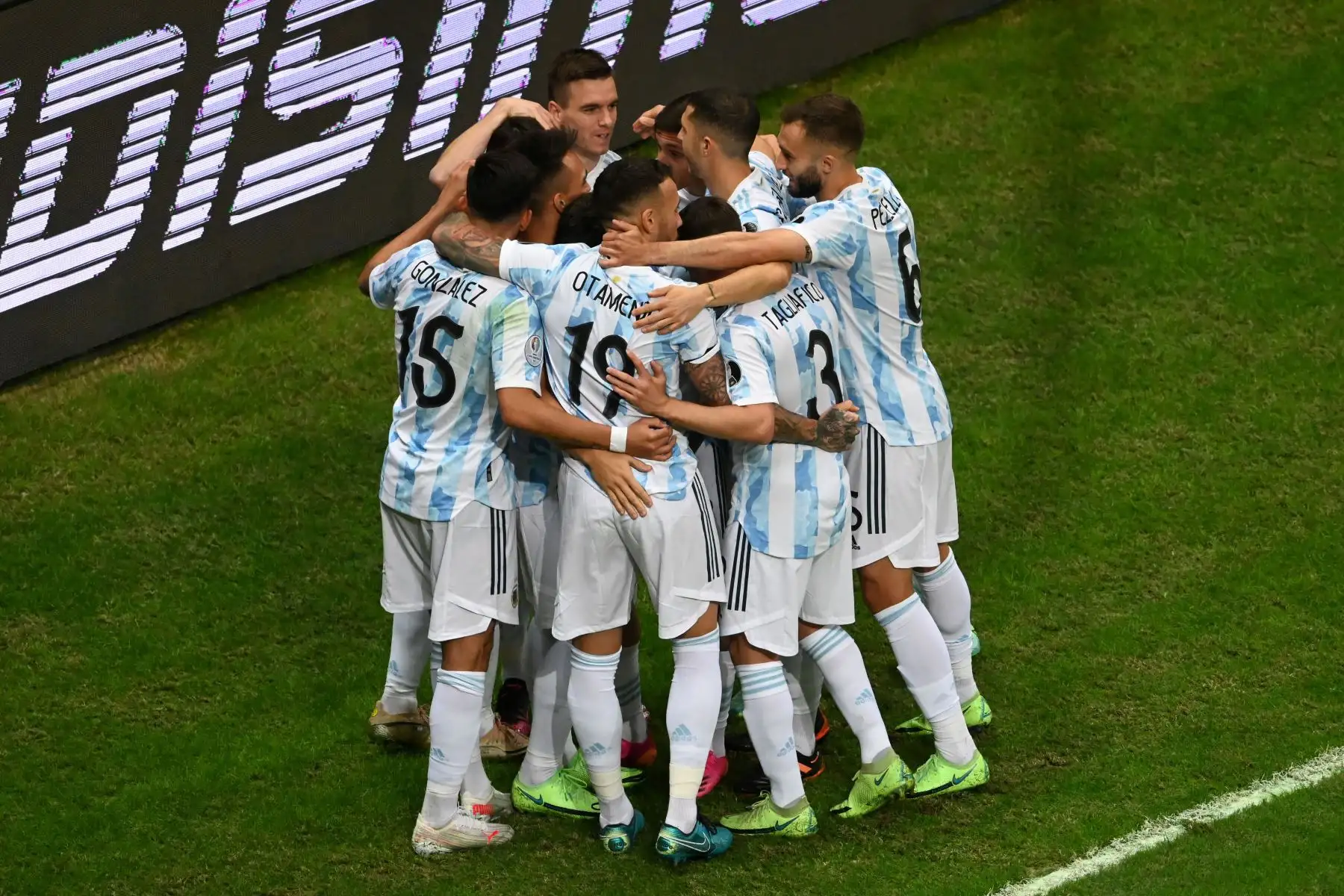 Los jugadores de Argentina celebran después de anotar contra Colombia durante la semifinal del torneo de fútbol de la Copa América Conmebol 2021 en el estadio Mane Garrincha de Brasilia, Brasil.
Foto: AFP Los jugadores de Argentina celebran después de anotar contra Colombia durante la semifinal del torneo de fútbol de la Copa América Conmebol 2021 en el estadio Mane Garrincha de Brasilia, Brasil.
Foto: AFP