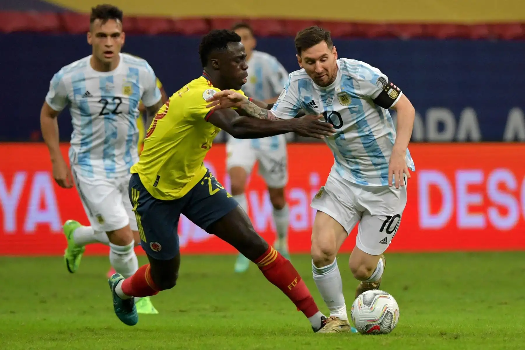 El argentino Lionel Messi  y el colombiano Davinson Sánchez compiten por el balón durante la semifinal del torneo de fútbol de la Copa América Conmebol 2021 en el estadio Mane Garrincha de Brasilia, Brasil.
Foto: AFP El argentino Lionel Messi  y el colombiano Davinson Sánchez compiten por el balón durante la semifinal del torneo de fútbol de la Copa América Conmebol 2021 en el estadio Mane Garrincha de Brasilia, Brasil.
Foto: AFP