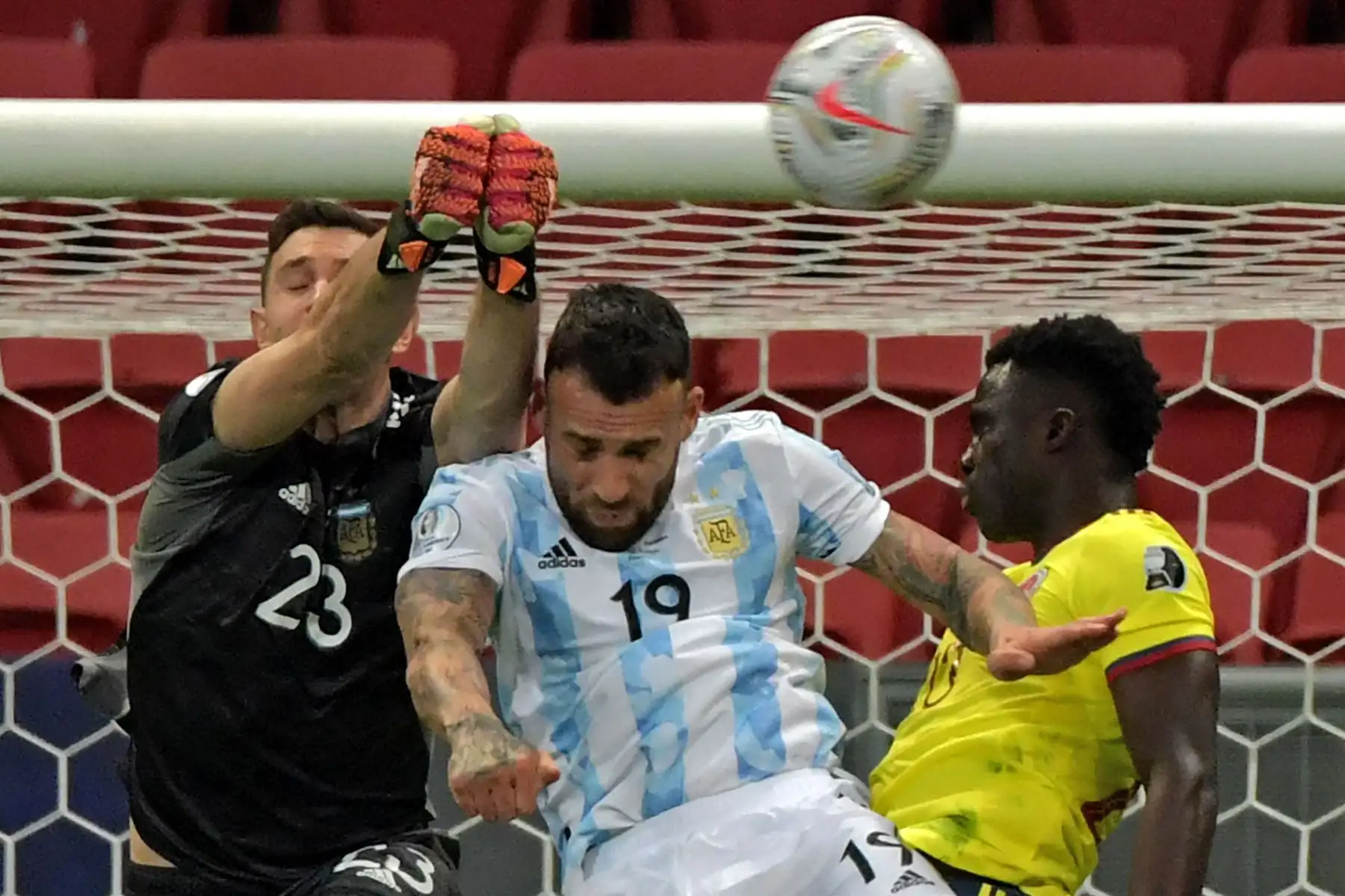 El arquero argentino Emiliano Martínez salta para despejar un balón durante la semifinal del torneo de fútbol de la Copa América Conmebol 2021 contra Colombia, en el estadio Mane Garrincha de Brasilia, Brasil.
Foto: AFP El arquero argentino Emiliano Martínez salta para despejar un balón durante la semifinal del torneo de fútbol de la Copa América Conmebol 2021 contra Colombia, en el estadio Mane Garrincha de Brasilia, Brasil.
Foto: AFP