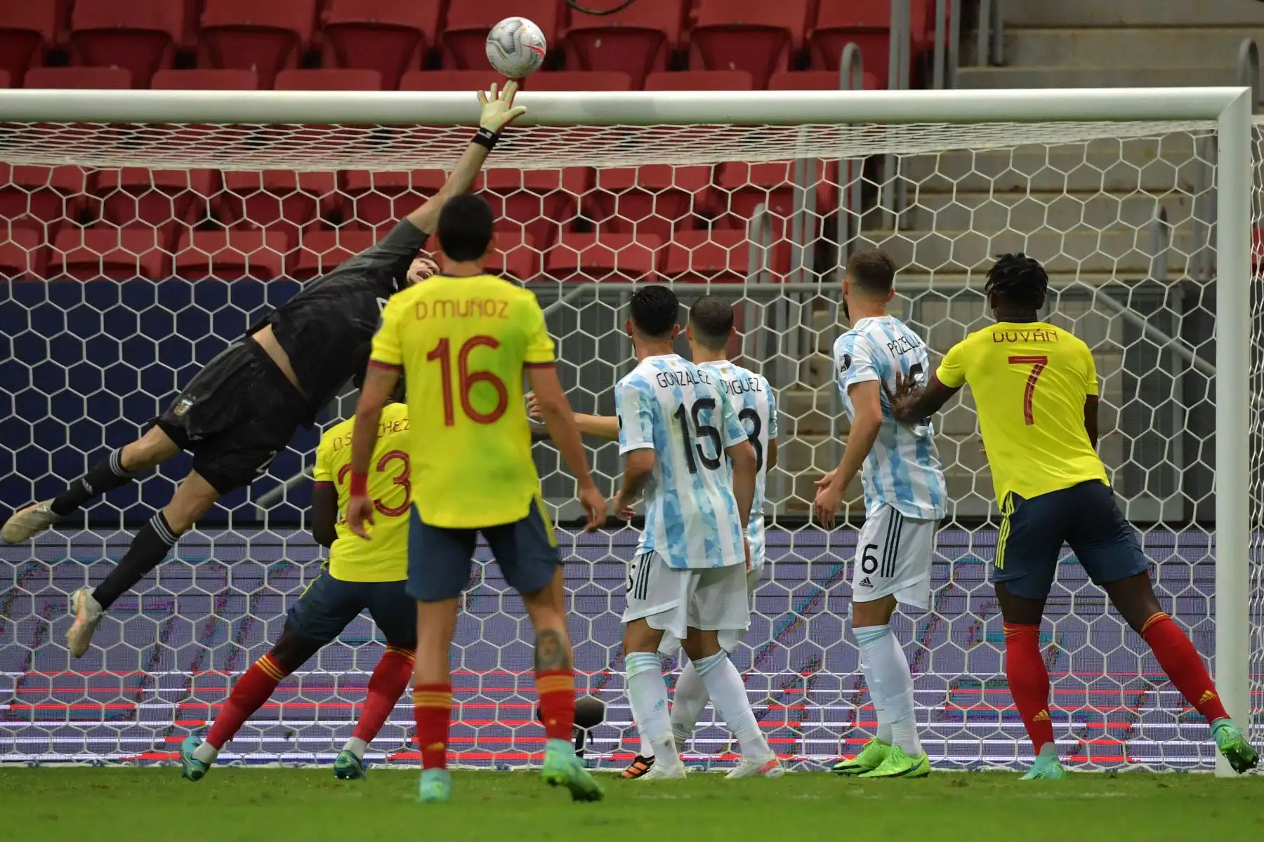 El arquero argentino Emiliano Martínez salta para despejar un balón durante la semifinal del torneo de fútbol de la Copa América Conmebol 2021 contra Colombia, en el estadio Mane Garrincha de Brasilia, Brasil.
Foto: AFP El arquero argentino Emiliano Martínez salta para despejar un balón durante la semifinal del torneo de fútbol de la Copa América Conmebol 2021 contra Colombia, en el estadio Mane Garrincha de Brasilia, Brasil.
Foto: AFP
