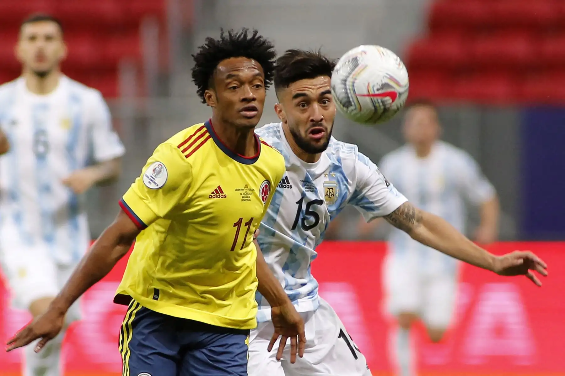 El colombiano Juan Cuadrado y el argentino Nicolás González compiten por el balón durante la semifinal del torneo de fútbol de la Copa América Conmebol 2021 en el estadio Mane Garrincha en Brasilia, Brasil.
Foto: AFP El colombiano Juan Cuadrado y el argentino Nicolás González compiten por el balón durante la semifinal del torneo de fútbol de la Copa América Conmebol 2021 en el estadio Mane Garrincha en Brasilia, Brasil.
Foto: AFP