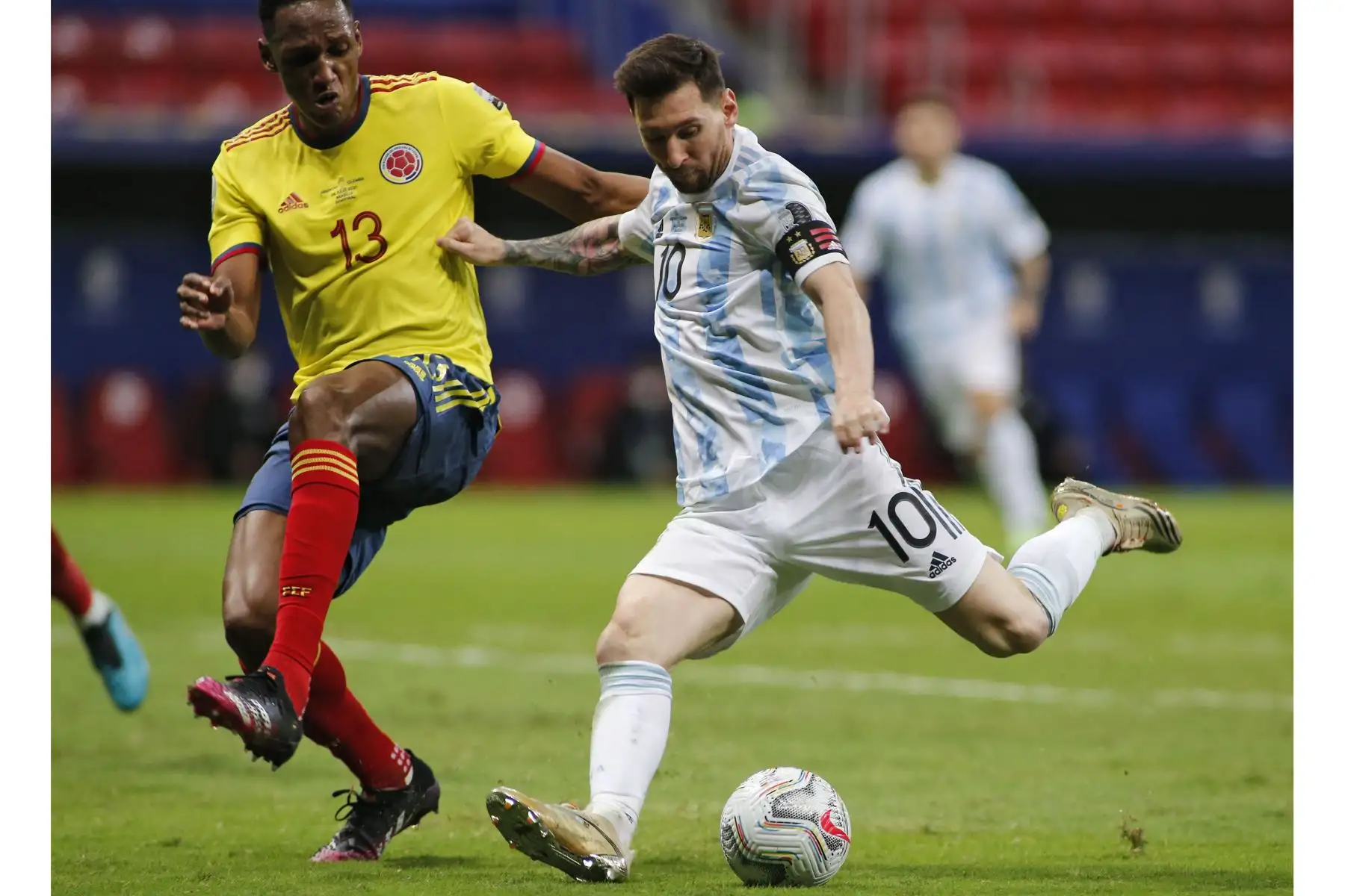 El argentino Lionel Messi y el colombiano Yerry Mina compiten por el balón durante la semifinal del torneo de fútbol de la Copa América Conmebol 2021 en el estadio Mane Garrincha de Brasilia, Brasil.
Foto: AFP El argentino Lionel Messi y el colombiano Yerry Mina compiten por el balón durante la semifinal del torneo de fútbol de la Copa América Conmebol 2021 en el estadio Mane Garrincha de Brasilia, Brasil.
Foto: AFP