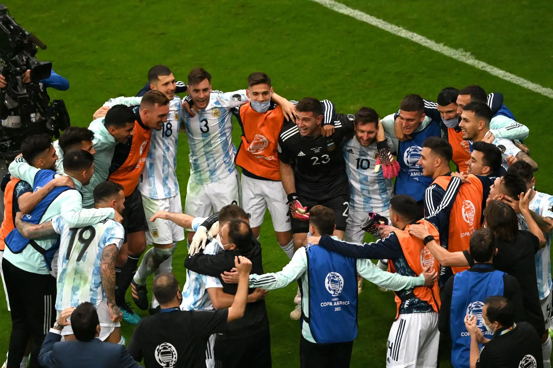 El arquero argentino Emiliano Martínez celebra con sus compañeros la final de la semifinal del torneo de fútbol de la Copa América Conmebol 2021 contra Colombia en el estadio Mane Garrincha de Brasilia, Brasil.
Foto: AFP El arquero argentino Emiliano Martínez celebra con sus compañeros la final de la semifinal del torneo de fútbol de la Copa América Conmebol 2021 contra Colombia en el estadio Mane Garrincha de Brasilia, Brasil.
Foto: AFP