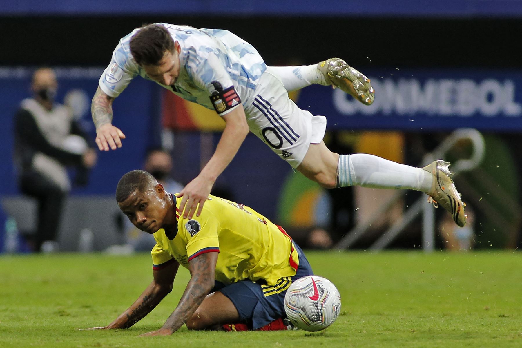 El argentino Lionel Messi y el colombiano Wilmar Barrios compiten por el balón durante la semifinal del torneo de fútbol de la Copa América Conmebol 2021 en el estadio Mane Garrincha en Brasilia, Brasil.
Foto: AFP