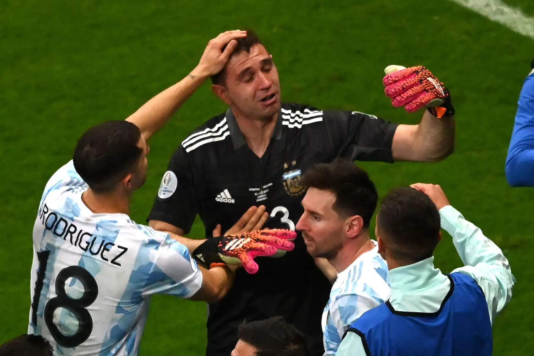 El arquero argentino Emiliano Martínez celebra con sus compañeros al finalizar la semifinal del torneo de fútbol de la Copa América Conmebol 2021 contra Colombia en el estadio Mane Garrincha de Brasilia, Brasil.
Foto: AFP El arquero argentino Emiliano Martínez celebra con sus compañeros al finalizar la semifinal del torneo de fútbol de la Copa América Conmebol 2021 contra Colombia en el estadio Mane Garrincha de Brasilia, Brasil.
Foto: AFP