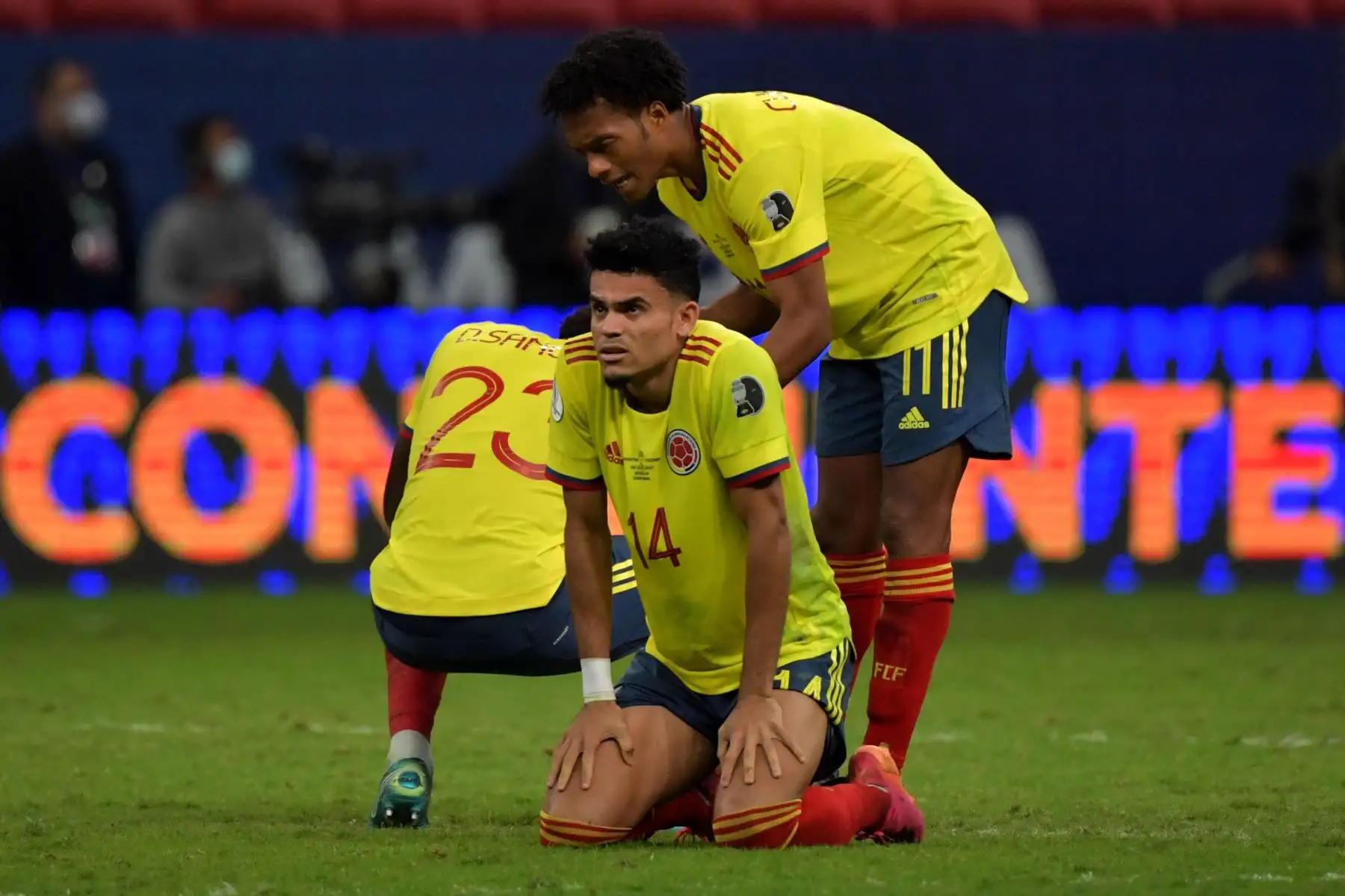 El colombiano Luis Díaz y el colombiano Juan Cuadrado hacen un gesto al final de la semifinal del torneo de fútbol de la Copa América Conmebol 2021 contra Argentina en el Estadio Mane Garrincha en Brasilia, Brasil.
Foto: AFP El colombiano Luis Díaz y el colombiano Juan Cuadrado hacen un gesto al final de la semifinal del torneo de fútbol de la Copa América Conmebol 2021 contra Argentina en el Estadio Mane Garrincha en Brasilia, Brasil.
Foto: AFP