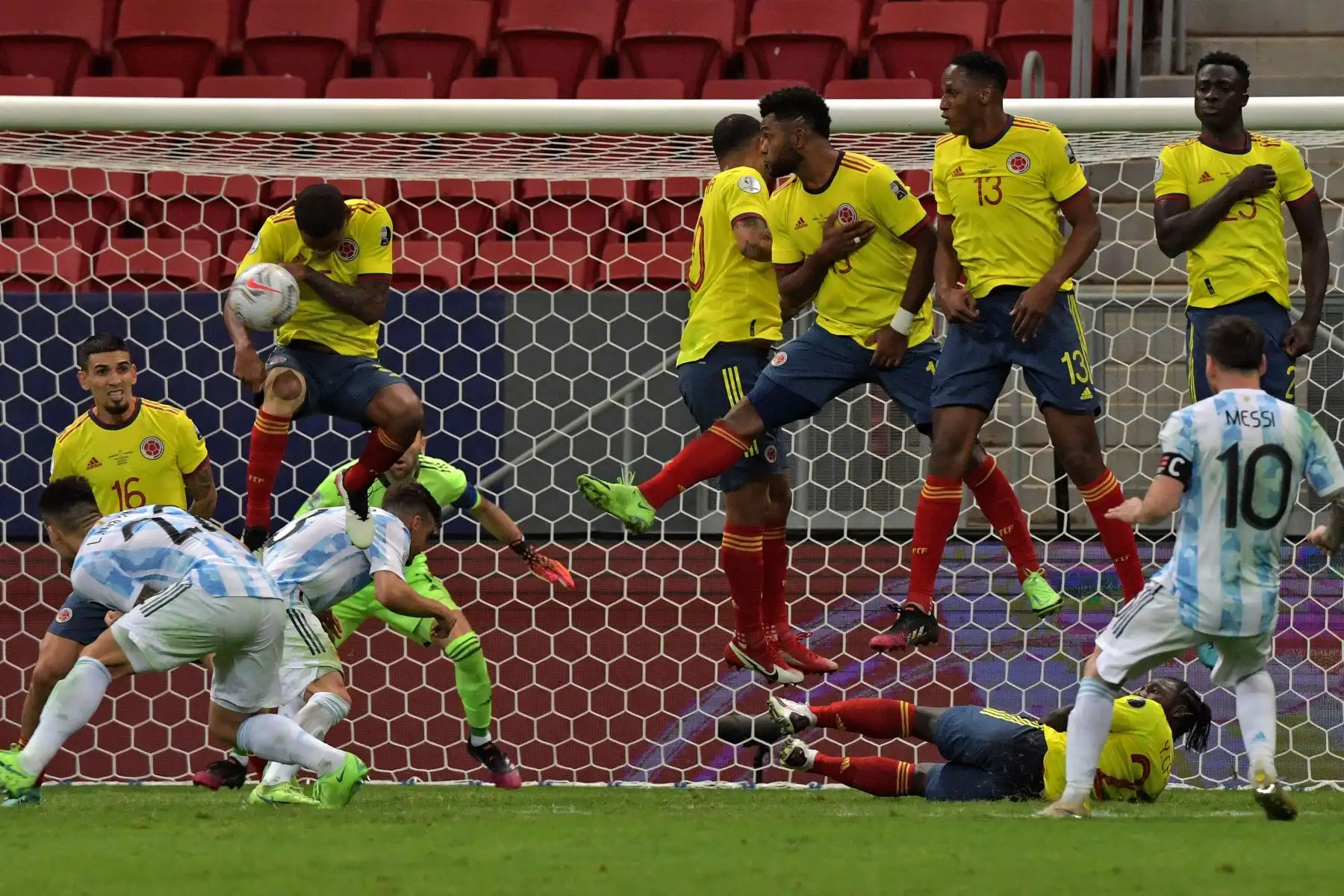 El argentino Lionel Messi dispara a portería durante la semifinal del torneo de fútbol de la Copa América Conmebol 2021 contra Colombia, en el estadio Mane Garrincha de Brasilia, Brasil.
Foto: AFP El argentino Lionel Messi dispara a portería durante la semifinal del torneo de fútbol de la Copa América Conmebol 2021 contra Colombia, en el estadio Mane Garrincha de Brasilia, Brasil.
Foto: AFP
