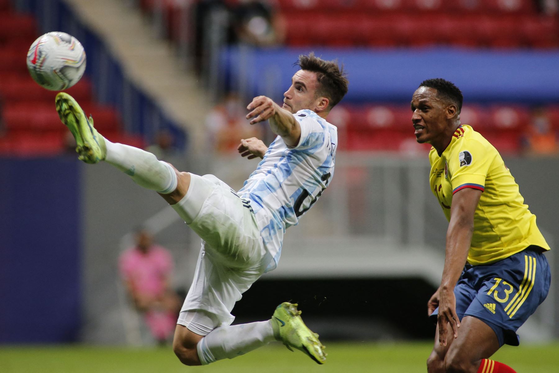 El argentino Nicolás Tagliafico y el colombiano Yerry Mina compiten por el balón durante la semifinal del torneo de fútbol de la Copa América Conmebol 2021 en el estadio Mane Garrincha de Brasilia, Brasil.
Foto: AFP