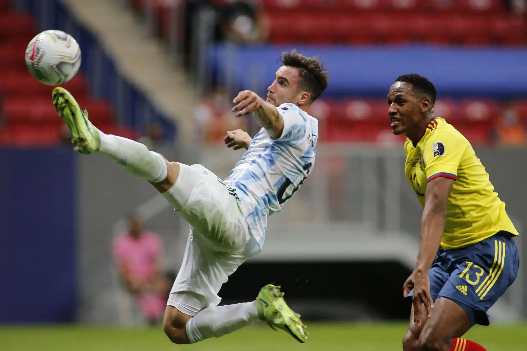El argentino Nicolás Tagliafico y el colombiano Yerry Mina compiten por el balón durante la semifinal del torneo de fútbol de la Copa América Conmebol 2021 en el estadio Mane Garrincha de Brasilia, Brasil.
Foto: AFP El argentino Nicolás Tagliafico y el colombiano Yerry Mina compiten por el balón durante la semifinal del torneo de fútbol de la Copa América Conmebol 2021 en el estadio Mane Garrincha de Brasilia, Brasil.
Foto: AFP