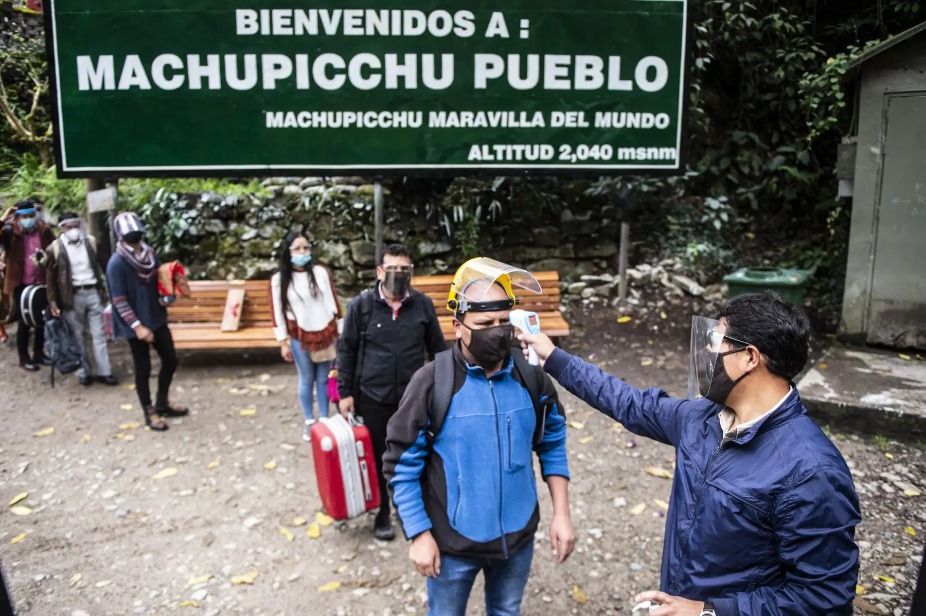 Visitantes ingresan al  centro arqueológico Machu Picchu en Cusco, Perú. Foto: AFP