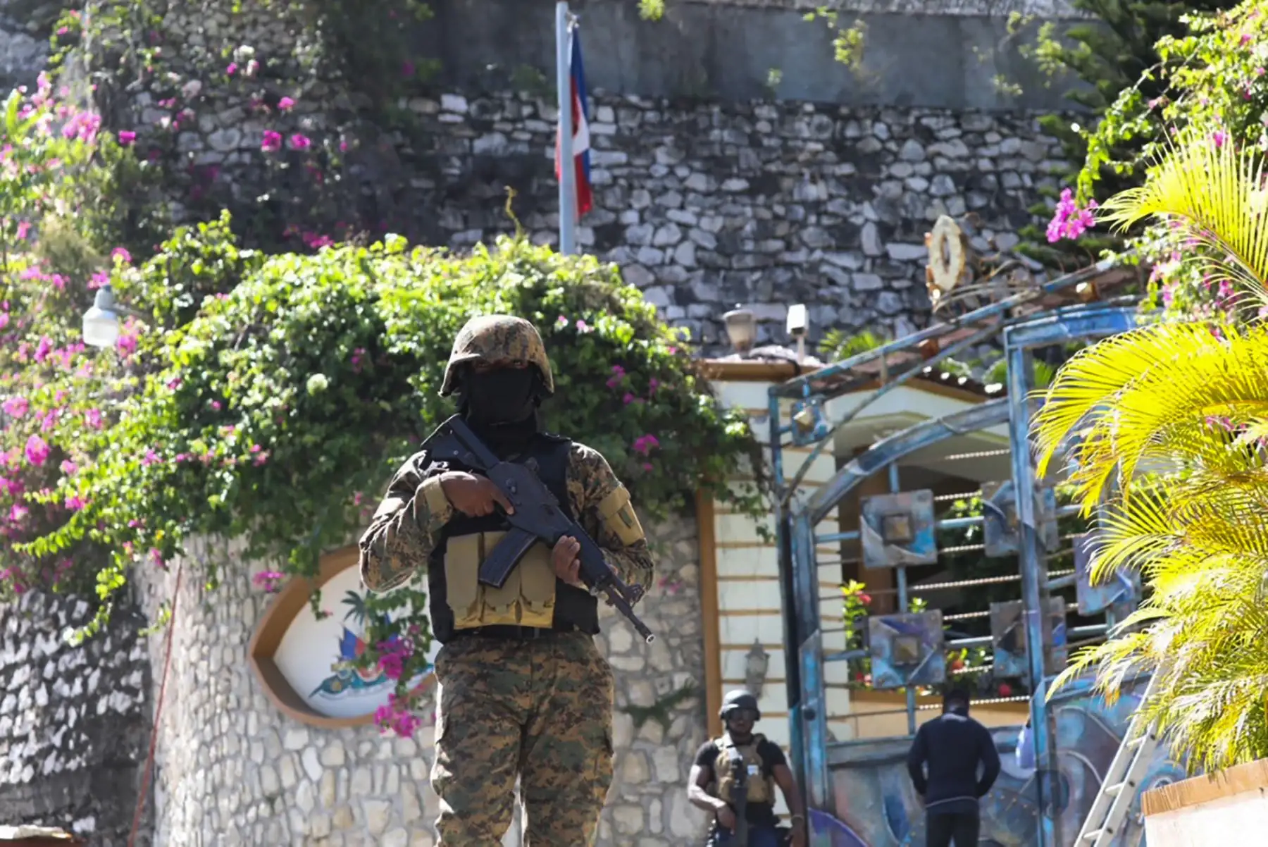 Miembros de la policía y los forenses de Haití patrullan el área mientras buscan evidencia fuera de la residencia presidencial en Puerto Príncipe, Haití. El presidente de Haití, Jovenel Moise, fue asesinado y su esposa resultó herida. Foto: AFP