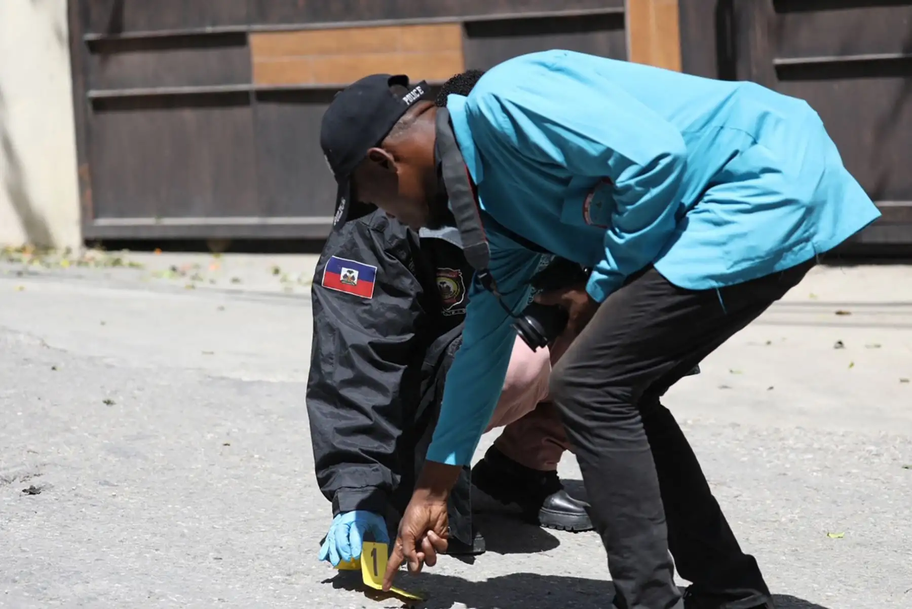 Miembros de la policía y los forenses de Haití patrullan el área mientras buscan evidencia fuera de la residencia presidencial en Puerto Príncipe, Haití. El presidente de Haití, Jovenel Moise, fue asesinado y su esposa resultó herida. Foto: AFP